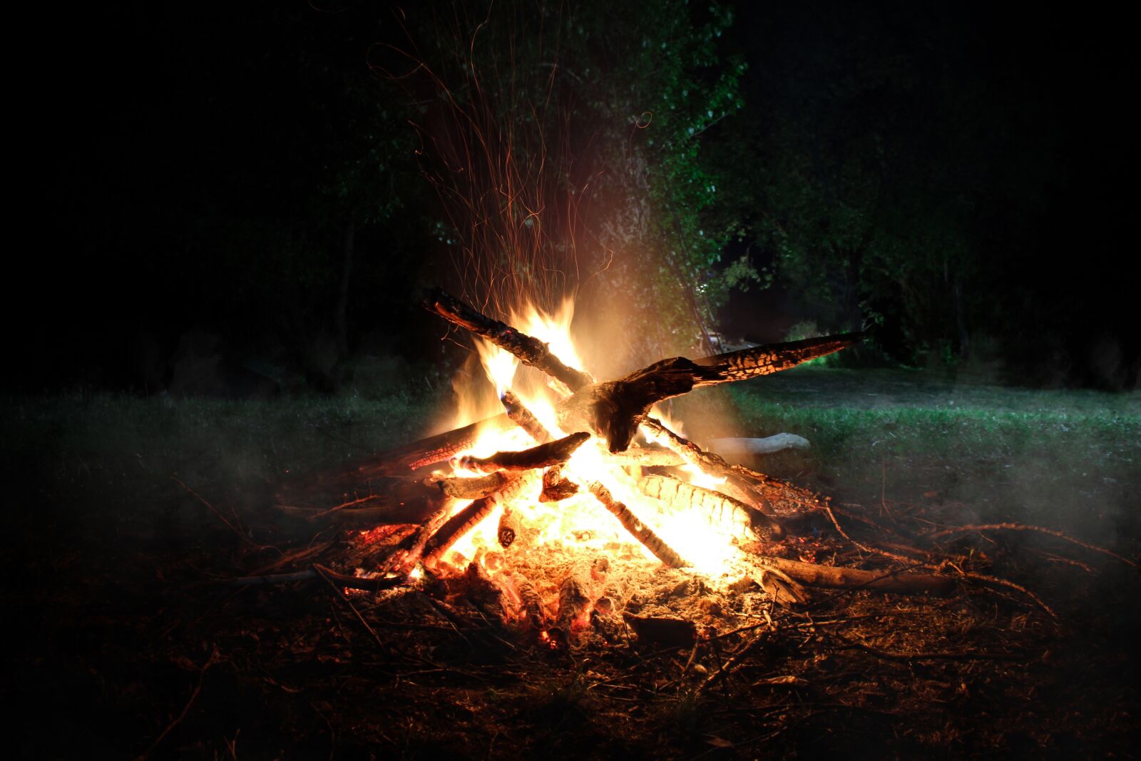 Canon EOS 1300D (EOS Rebel T6 / EOS Kiss X80) sample photo. Campfire, bonfire, fire photography