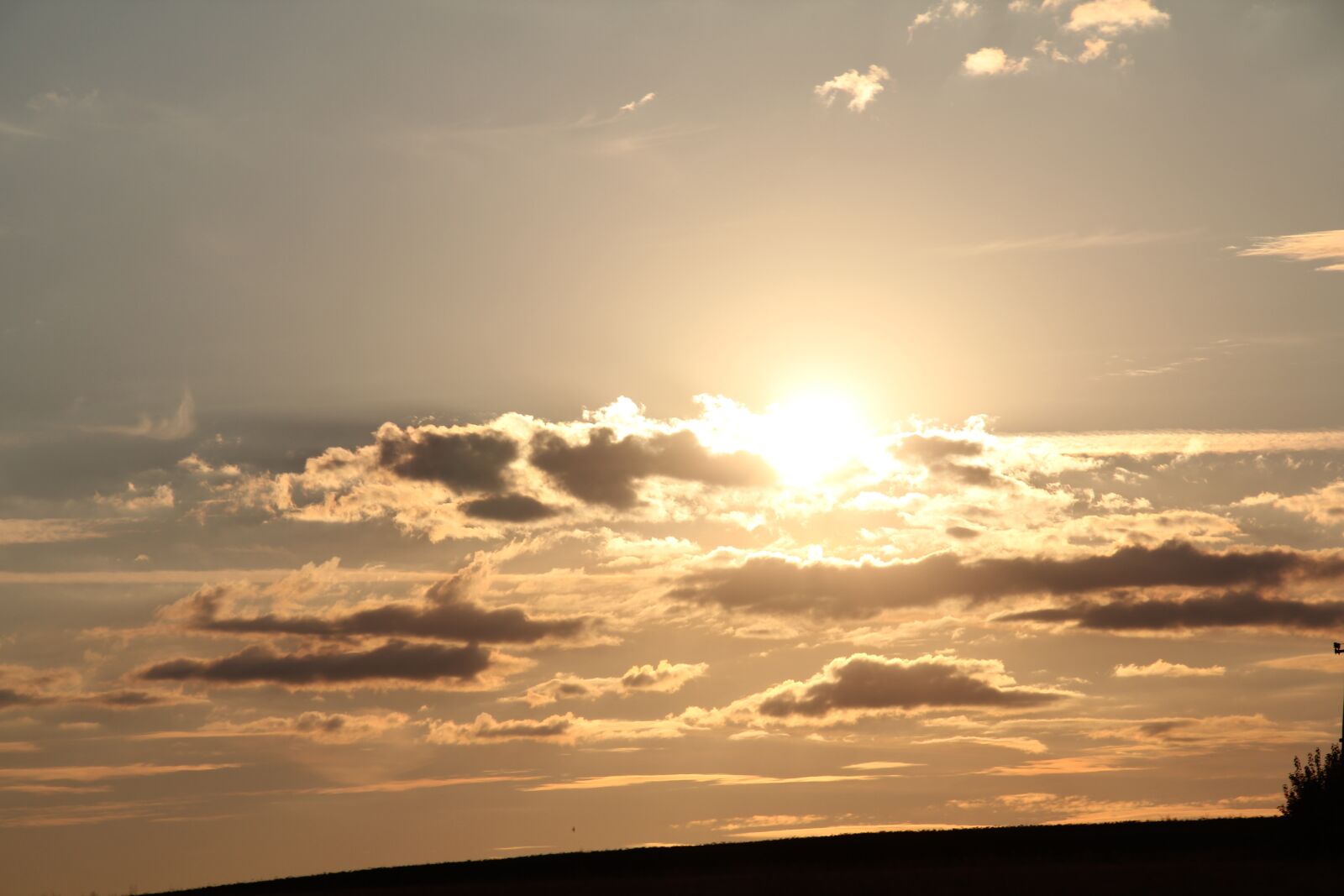 Canon EOS 550D (EOS Rebel T2i / EOS Kiss X4) sample photo. Sunrise, clouds, sun photography