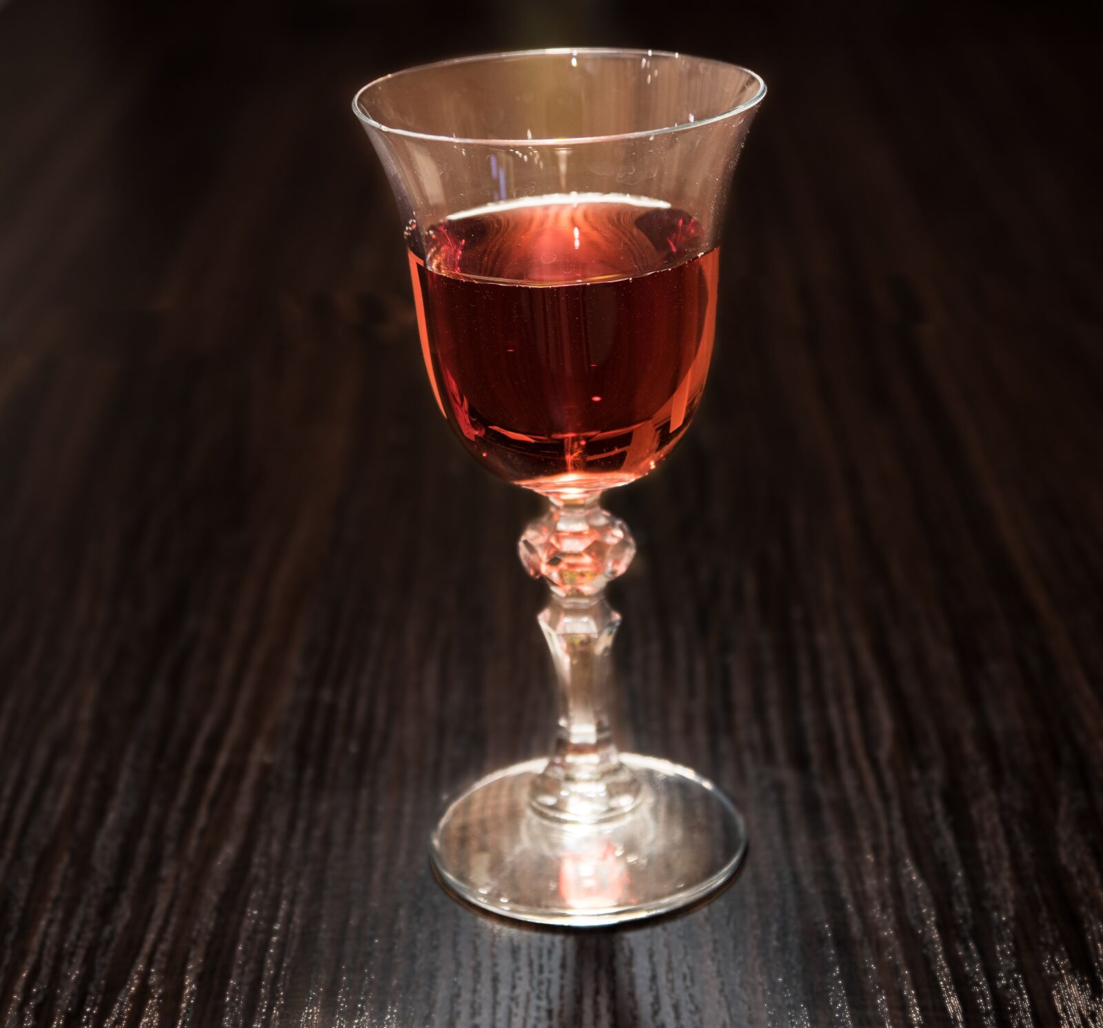 Sony ILCA-77M2 sample photo. Glass, red, wine, wood photography