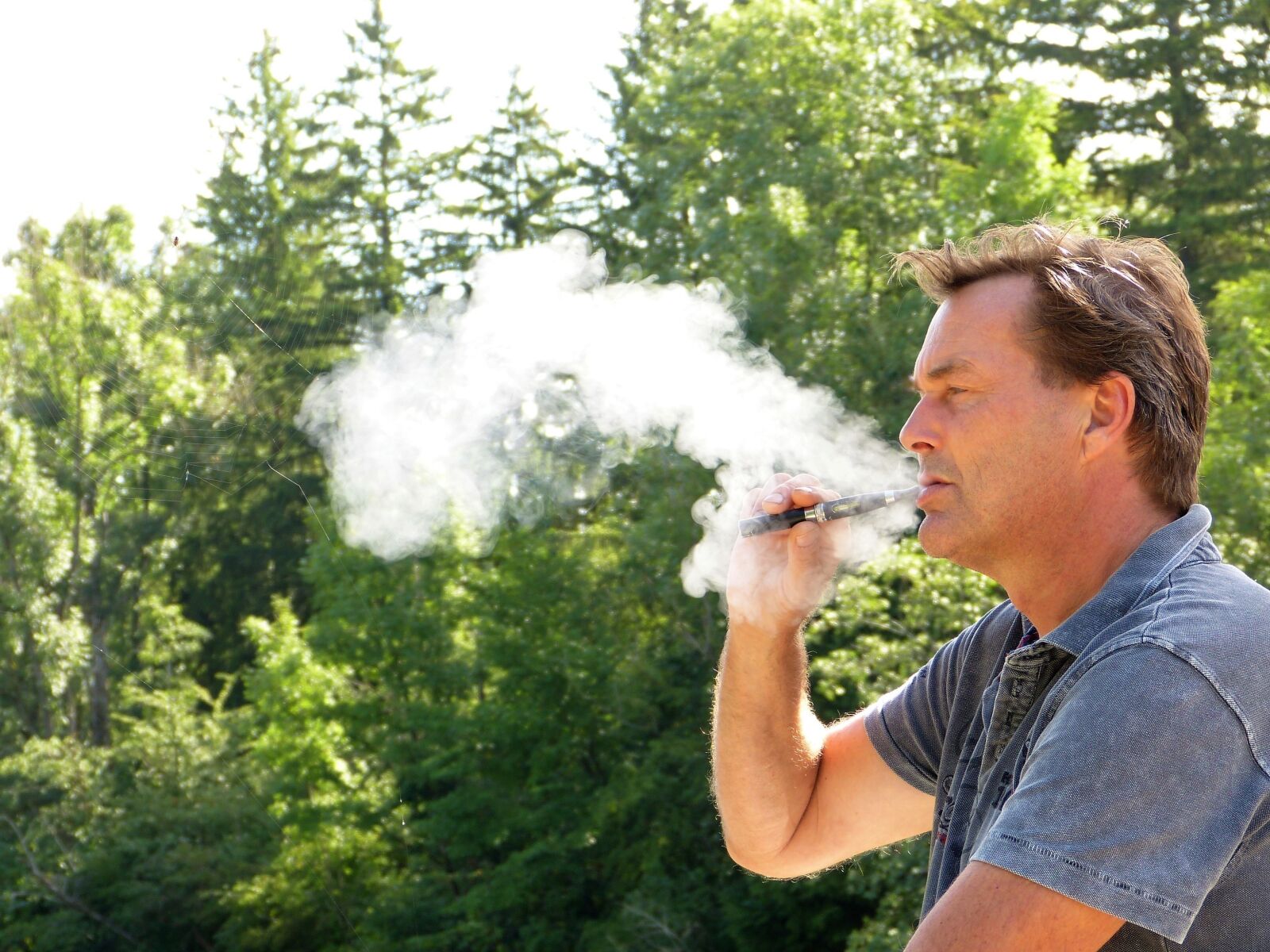 Panasonic Lumix DMC-FZ150 sample photo. Man, cigarette, e cigarette photography