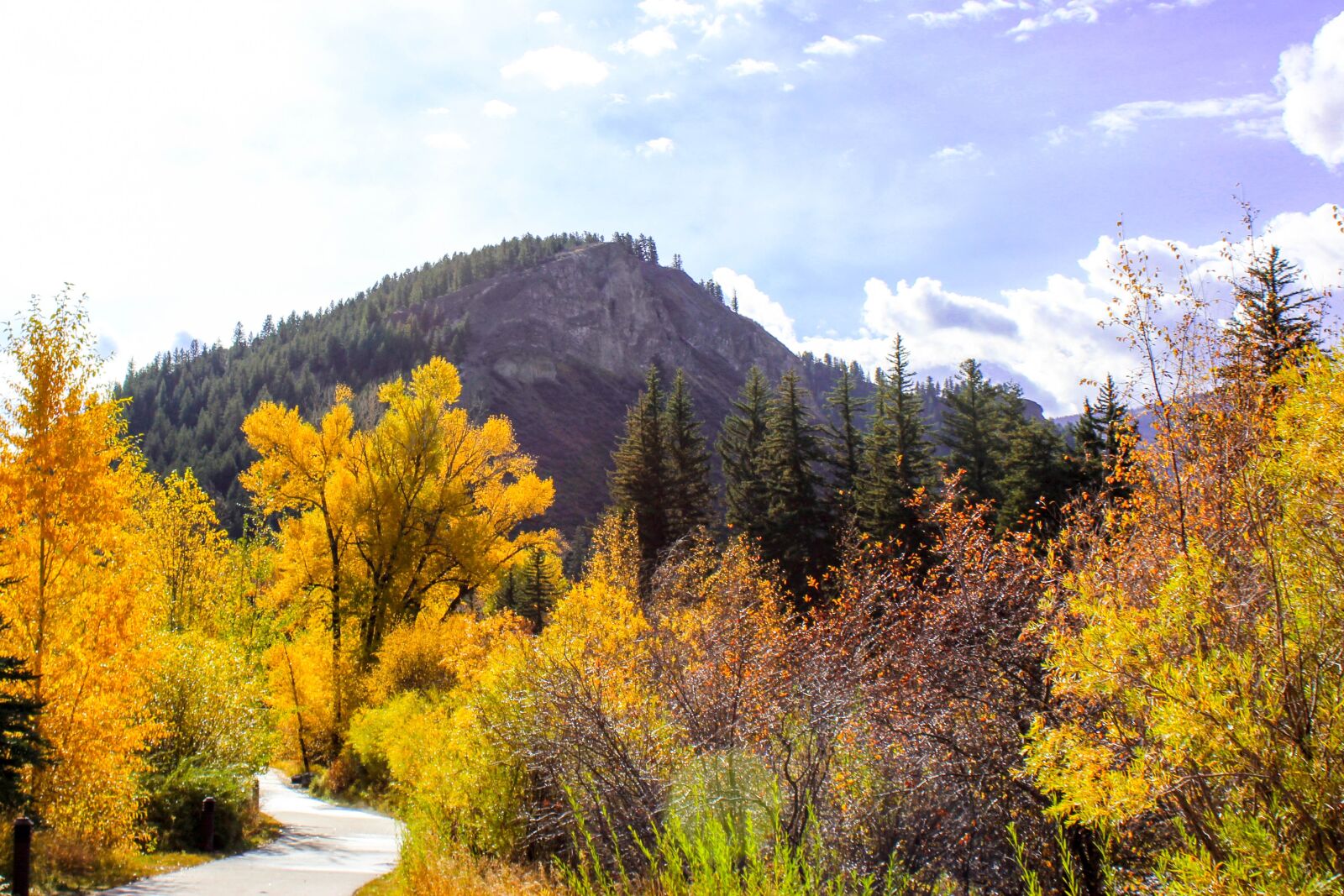 Canon EOS 1200D (EOS Rebel T5 / EOS Kiss X70 / EOS Hi) sample photo. Mountain, trail, autumn photography
