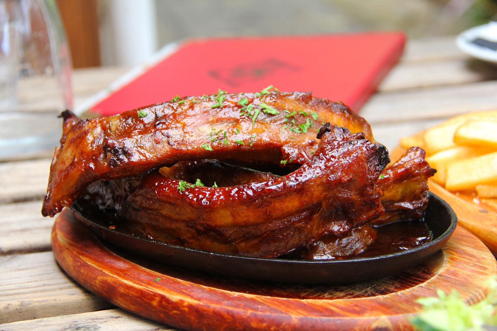 Canon EF-S 18-200mm F3.5-5.6 IS sample photo. Pork, ribs, western photography