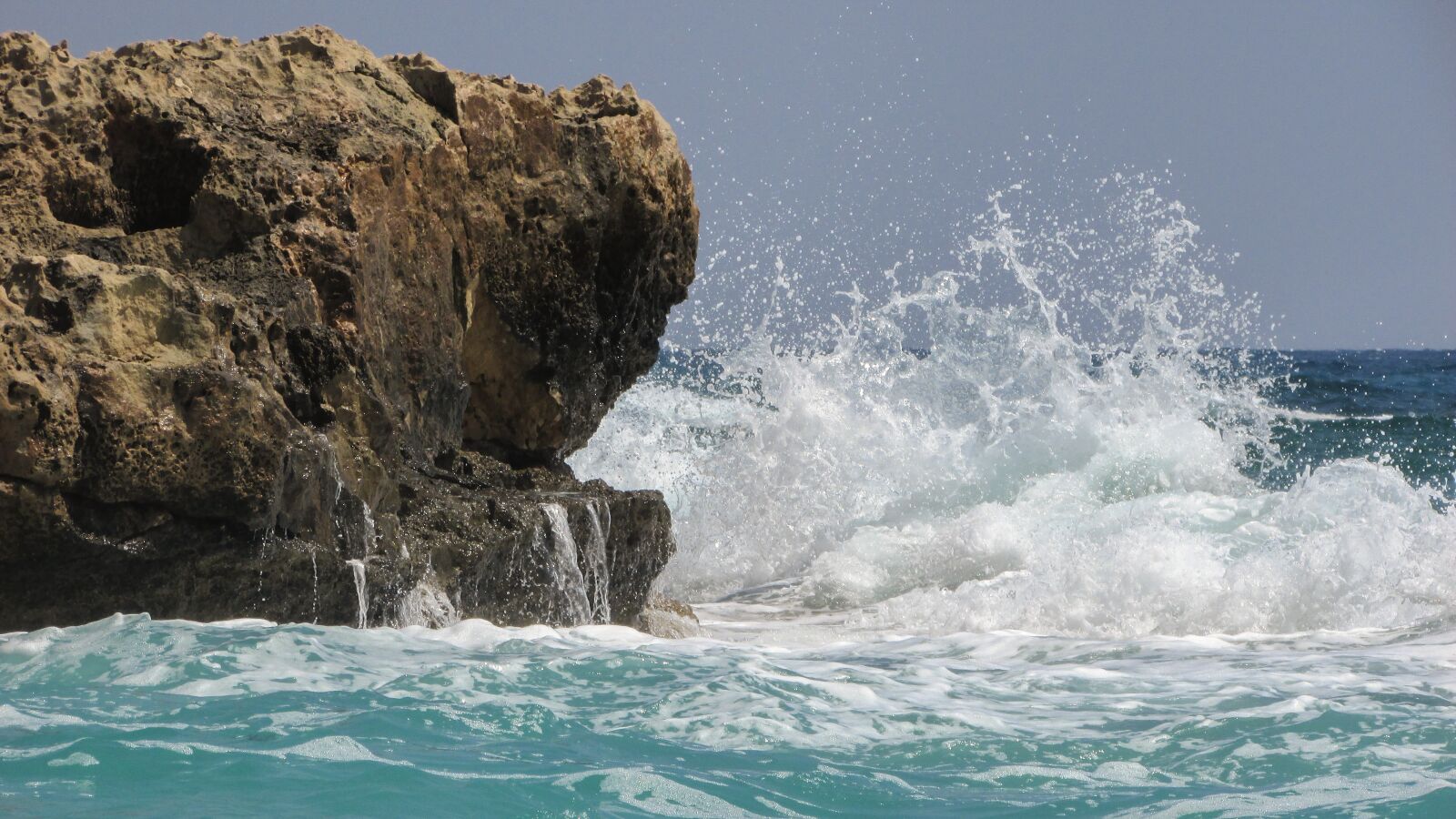 Canon PowerShot SX400 IS sample photo. Rock, wave, smashing photography