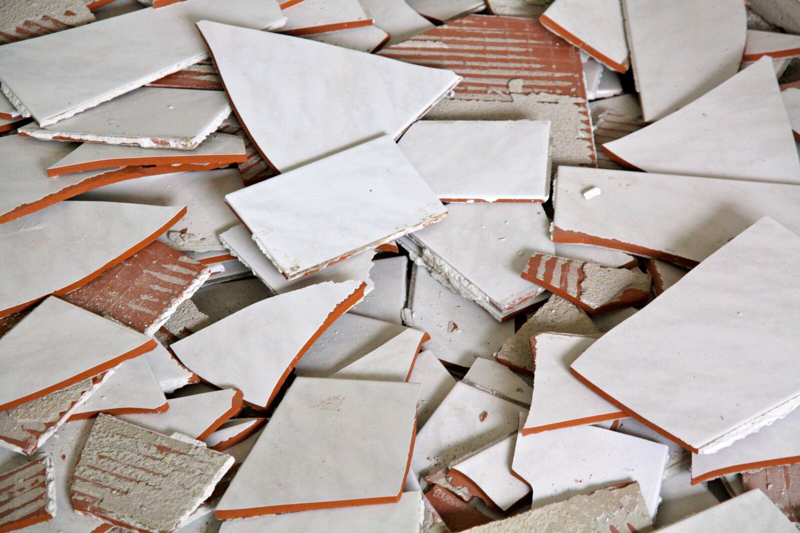 Canon EOS 450D (EOS Rebel XSi / EOS Kiss X2) sample photo. Tiles, broken, broken tiles photography