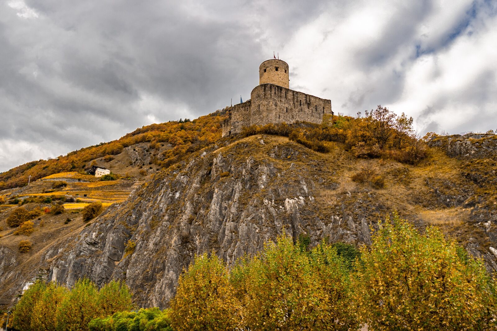 Panasonic DMC-G81 sample photo. Landscape, castle, autumn photography
