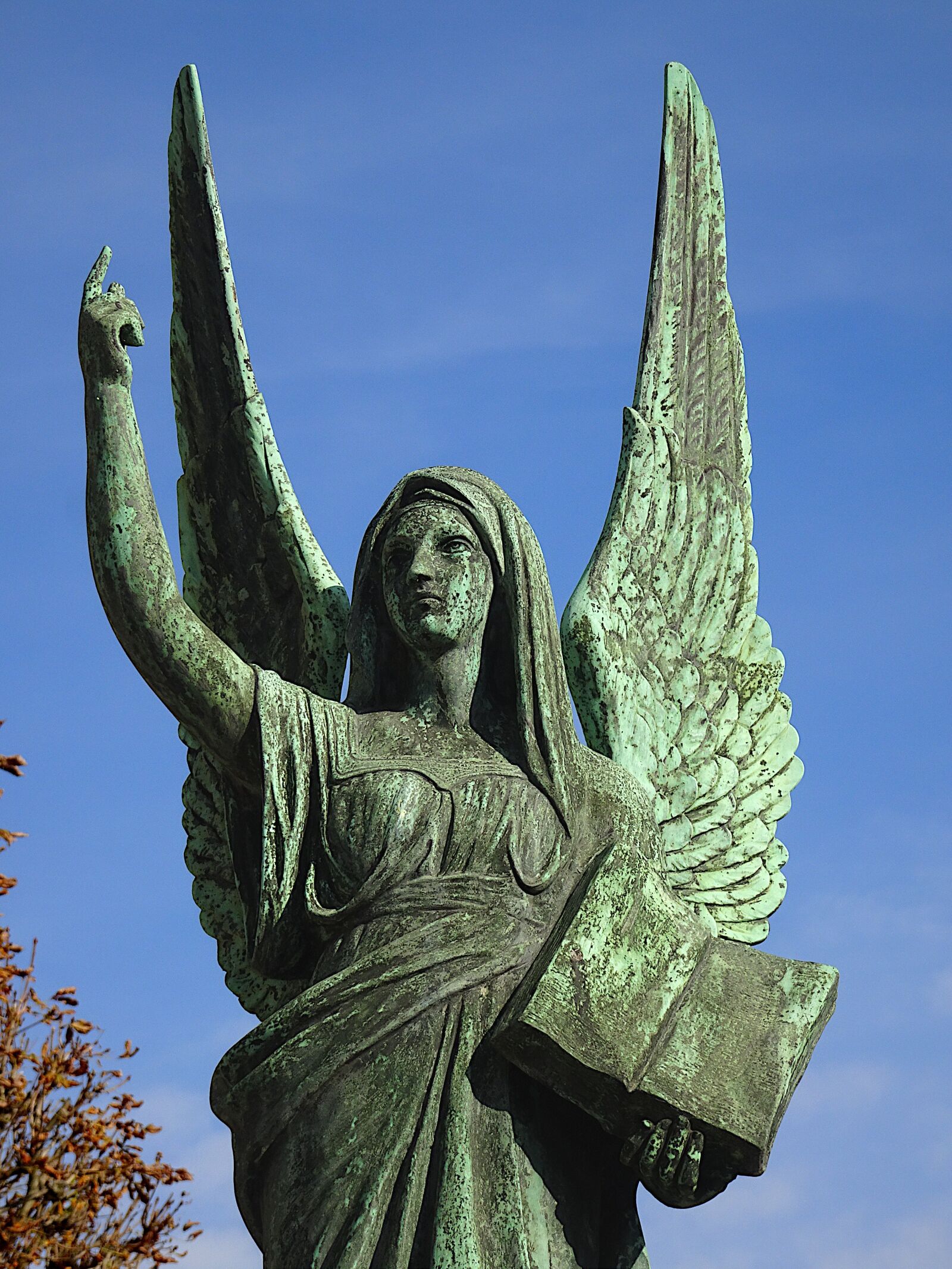 Sony Cyber-shot DSC-HX90V sample photo. Statue, sculptures, bronze photography