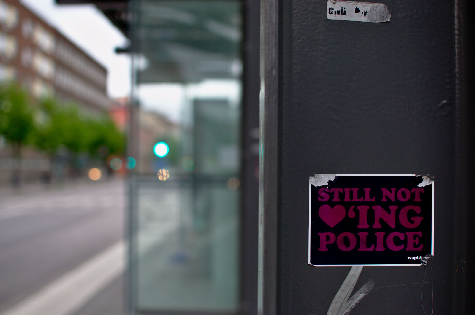 Nikon D3100 + Nikon AF-S DX Nikkor 35mm F1.8G sample photo. City, sticker photography