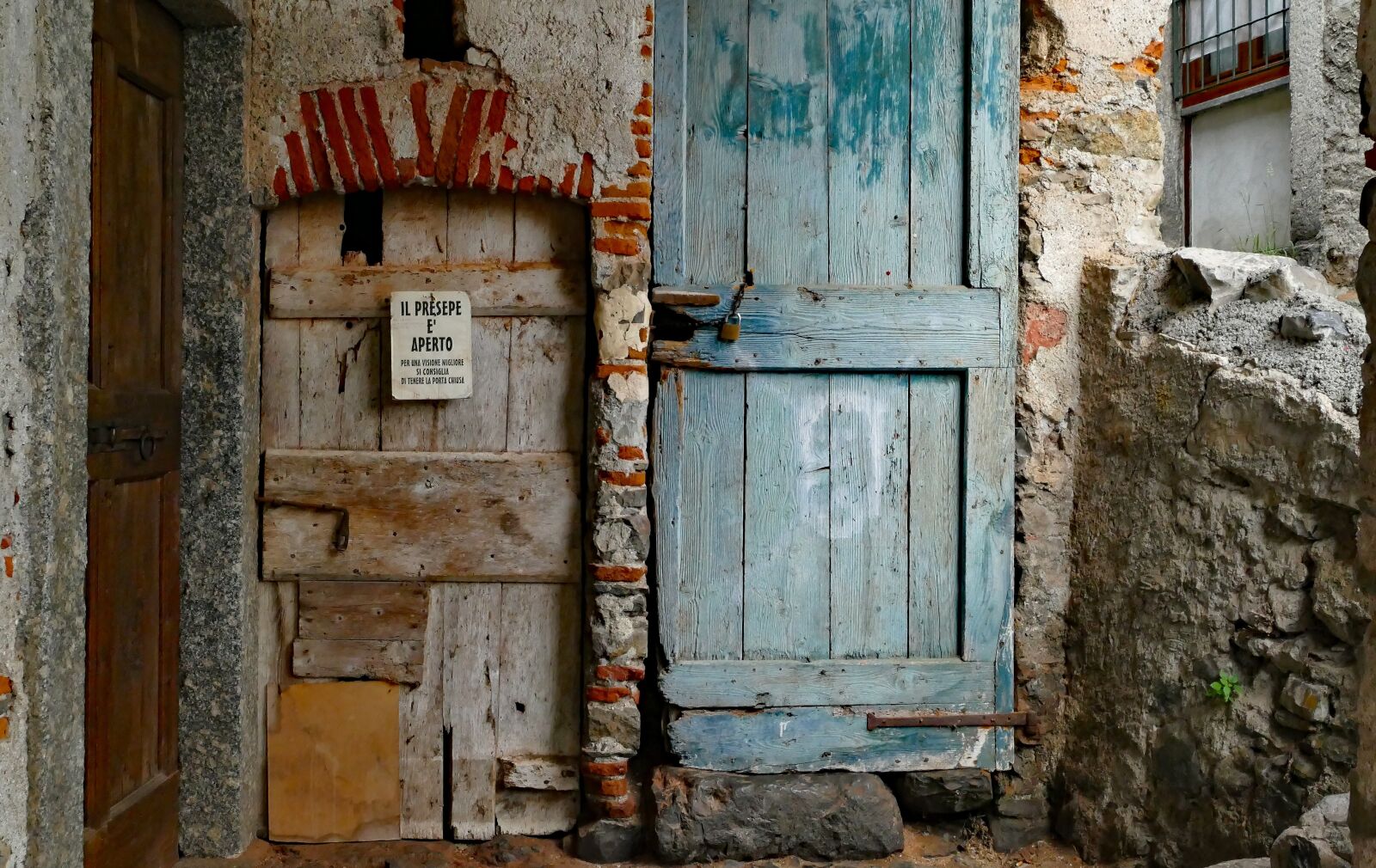 Panasonic Lumix DMC-FZ1000 sample photo. Farmhouse, door, old photography