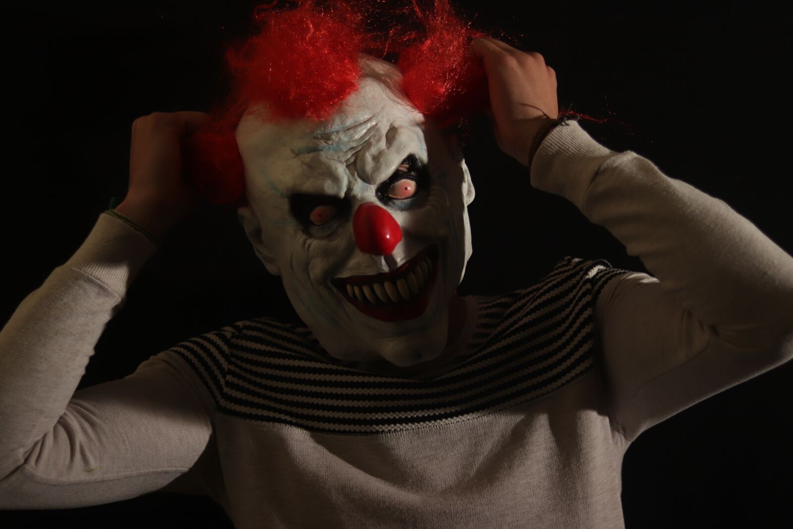 Canon EOS 77D (EOS 9000D / EOS 770D) + Canon EF 50mm F1.8 STM sample photo. Clown, fond, noire photography