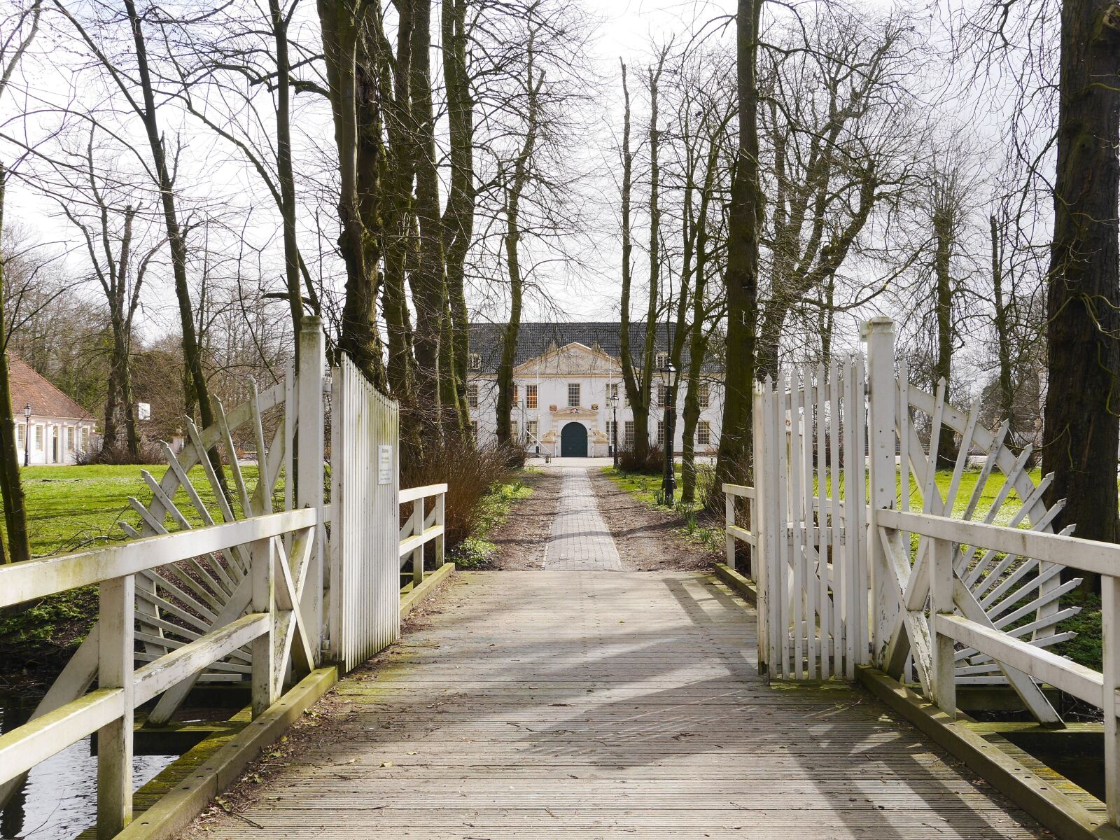 Panasonic Lumix DMC-GH3 sample photo. Wooden bridge, wing gates photography