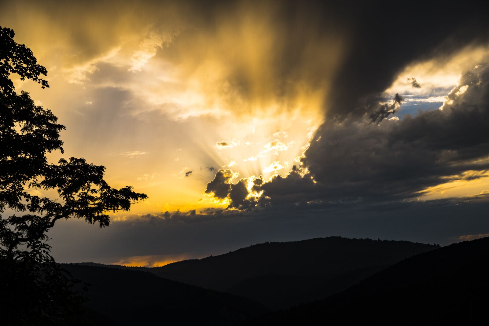 Fujifilm XF 18-55mm F2.8-4 R LM OIS sample photo. Sky, sunset, clouds photography