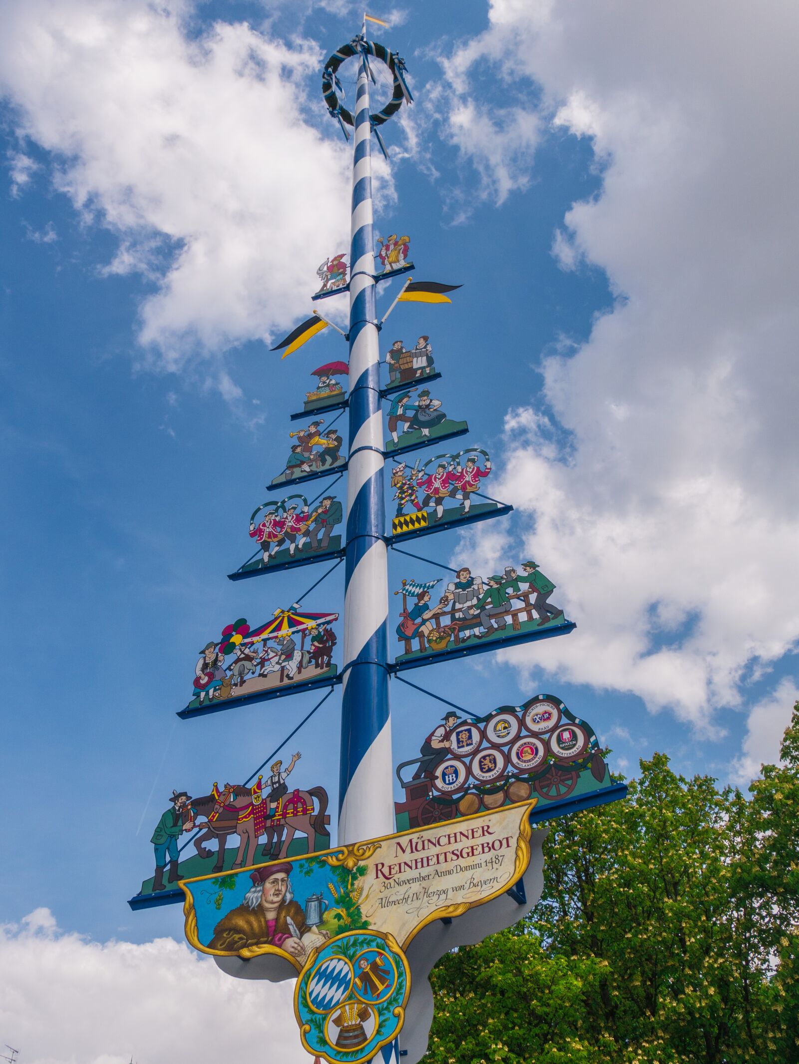 Panasonic DMC-G81 sample photo. Maypole, munich city, viktualienmarkt photography