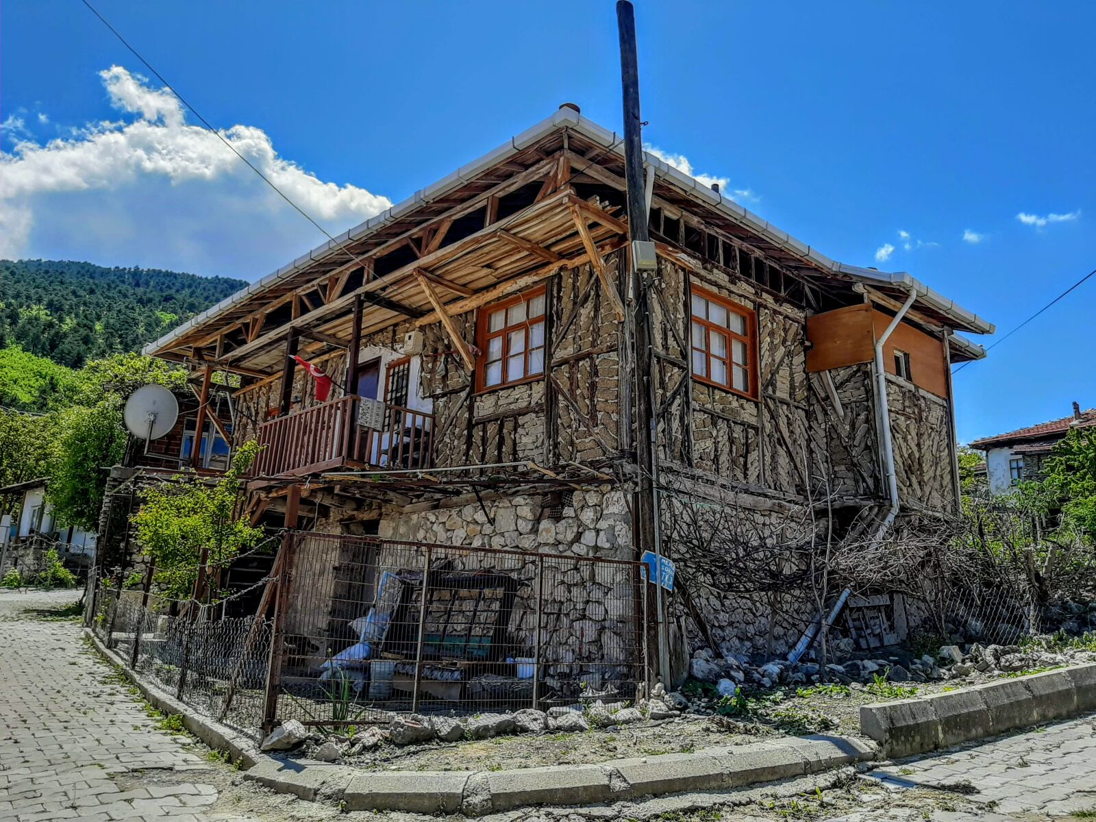 Samsung Galaxy A50 sample photo. Lachin, corum, old house photography