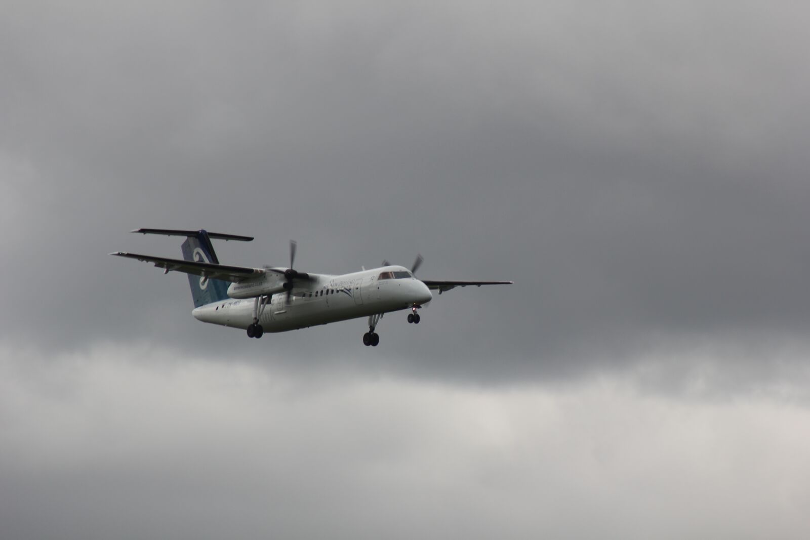 Canon EOS 60D sample photo. Bombardier, dash 8, q311 photography
