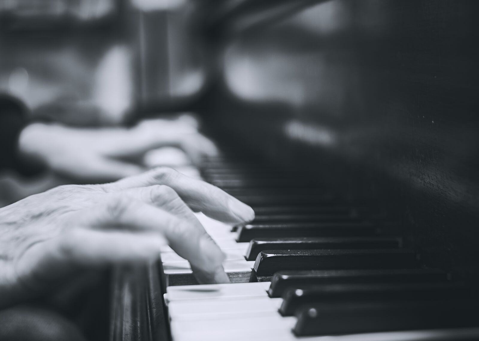 50 mm f/ sample photo. Piano, hands, music photography