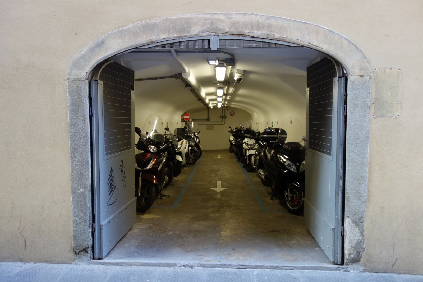 Sony Cyber-shot DSC-RX100 sample photo. Italy, garage, florence photography