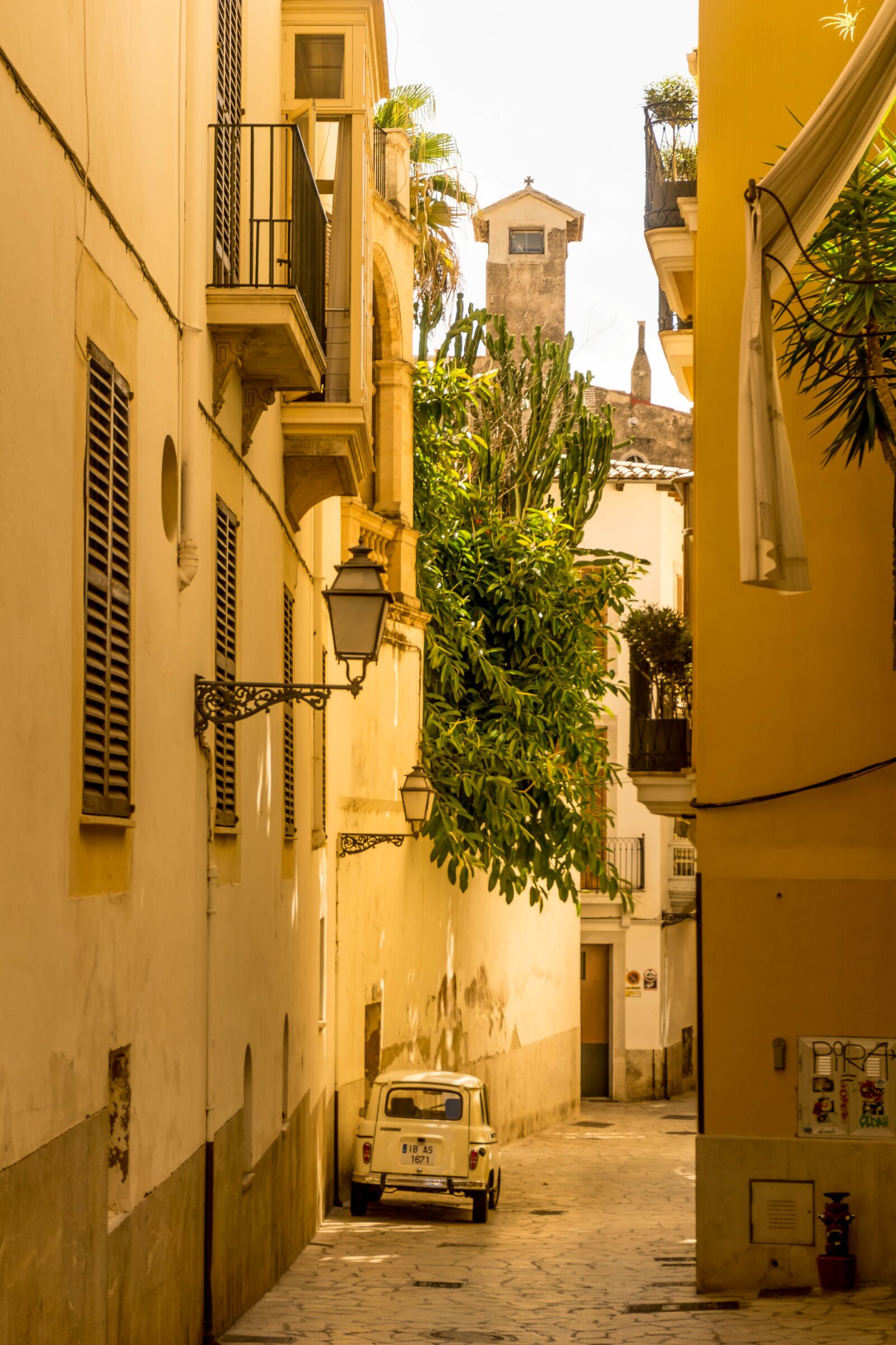 Sony E 16-50mm F3.5-5.6 PZ OSS sample photo. Palma de mallorca, alley photography