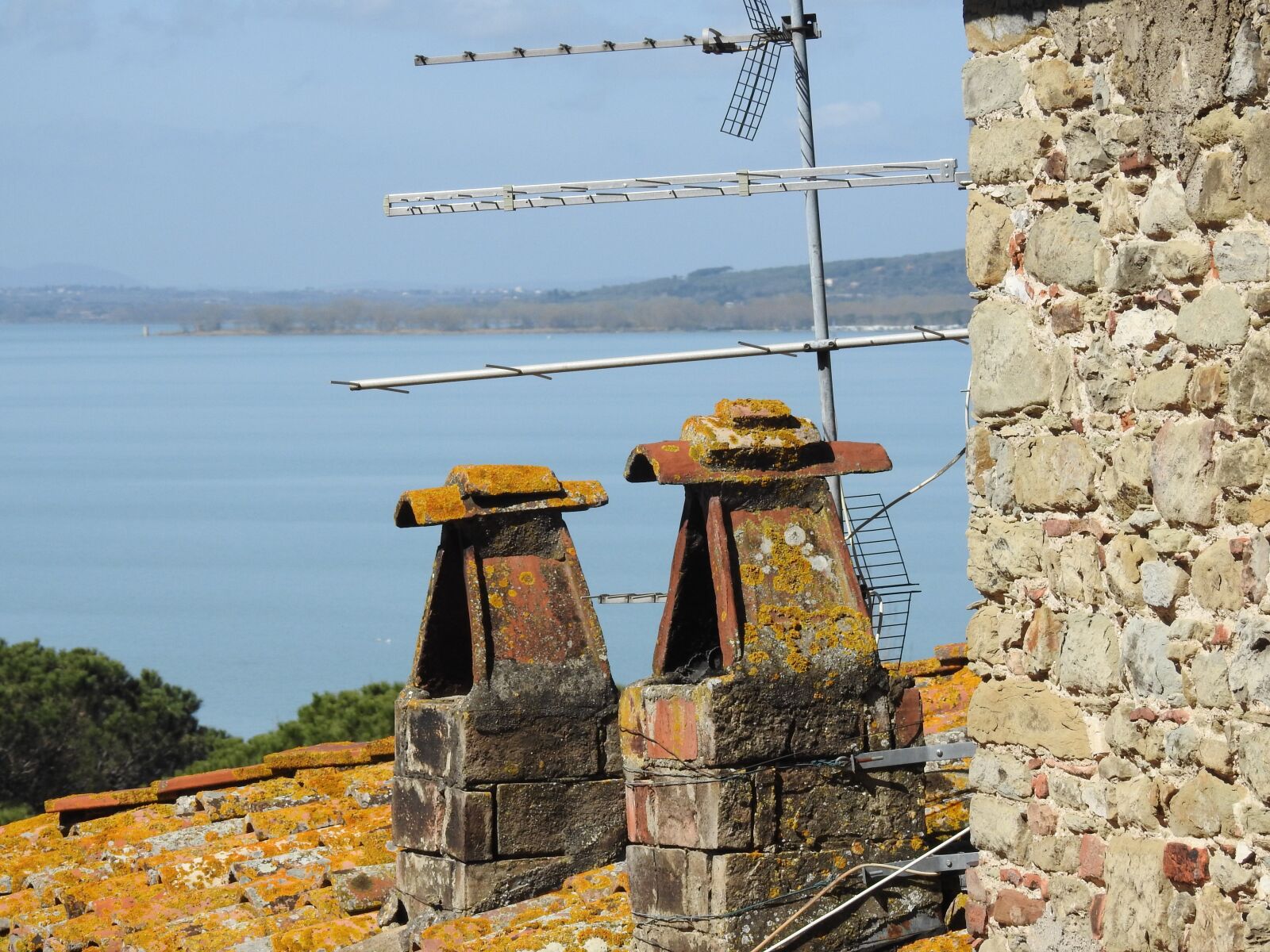 Nikon Coolpix P900 sample photo. Roofs, fireplaces photography