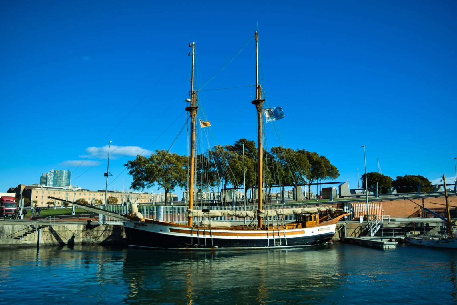 Nikon D3300 sample photo. Boat, wooden boat, water photography