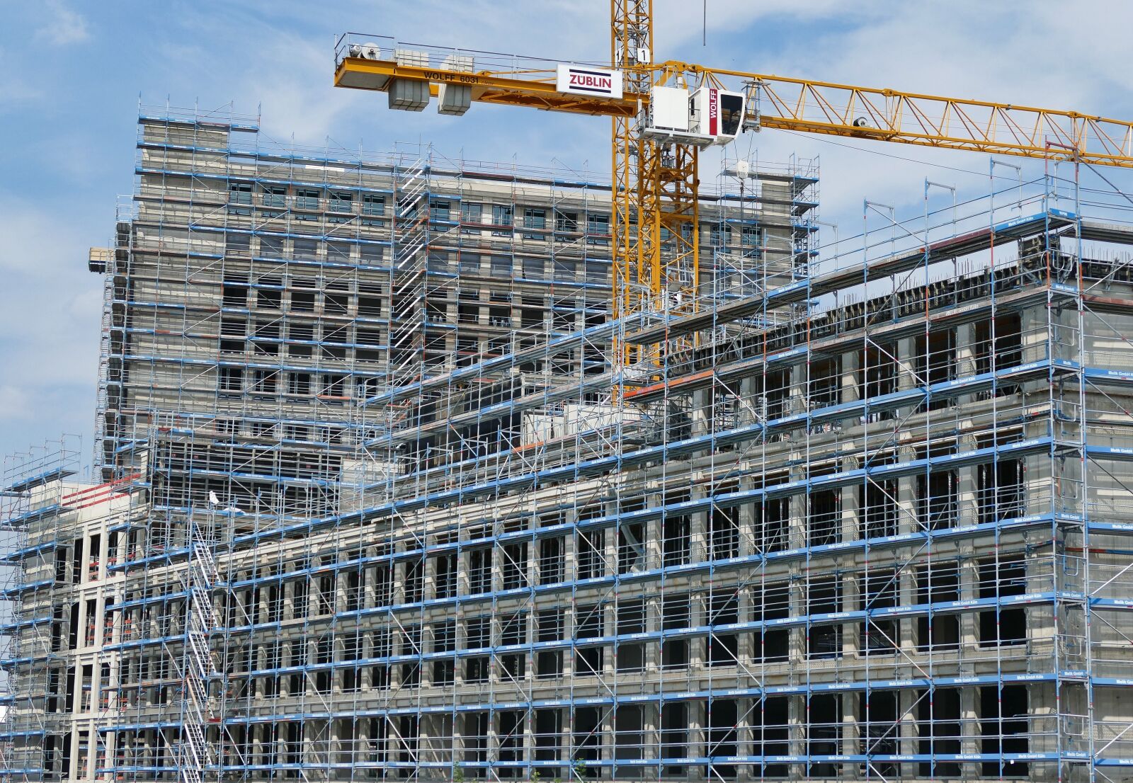 Panasonic Lumix DMC-FZ1000 sample photo. Site, crane, architecture photography