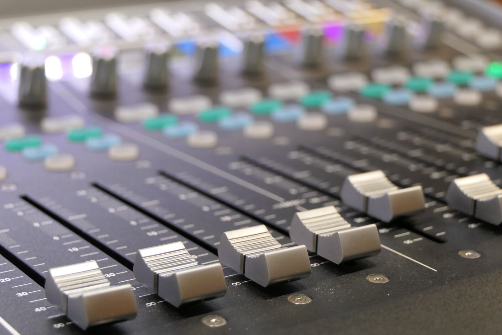Panasonic Lumix DMC-FZ2500 (Lumix DMC-FZ2000) sample photo. Sound, console mixing, studio photography