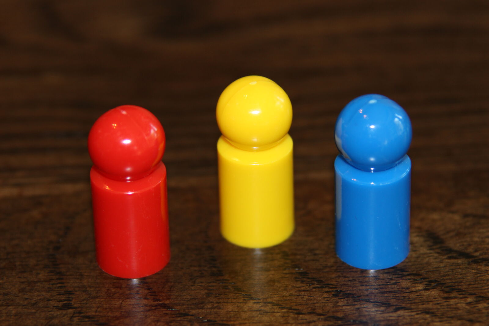 Canon EOS 600D (Rebel EOS T3i / EOS Kiss X5) sample photo. Colorful, game, pawn, plastic photography