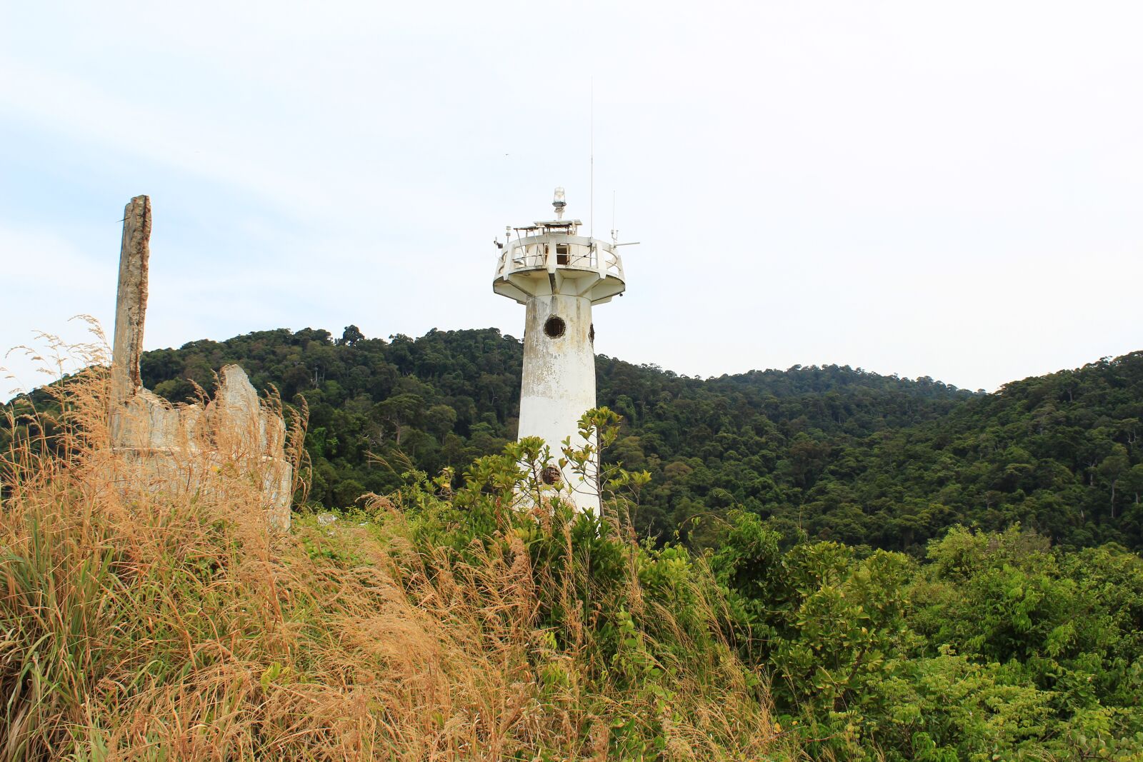 Canon EOS 1300D (EOS Rebel T6 / EOS Kiss X80) sample photo. Lighthouse, sea, clouds photography