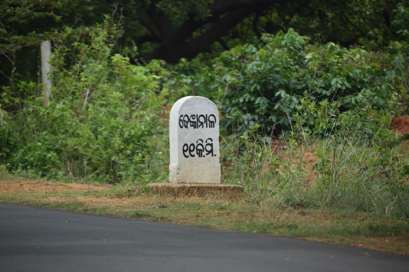 Nikon D3300 sample photo. Miles, signs, road photography