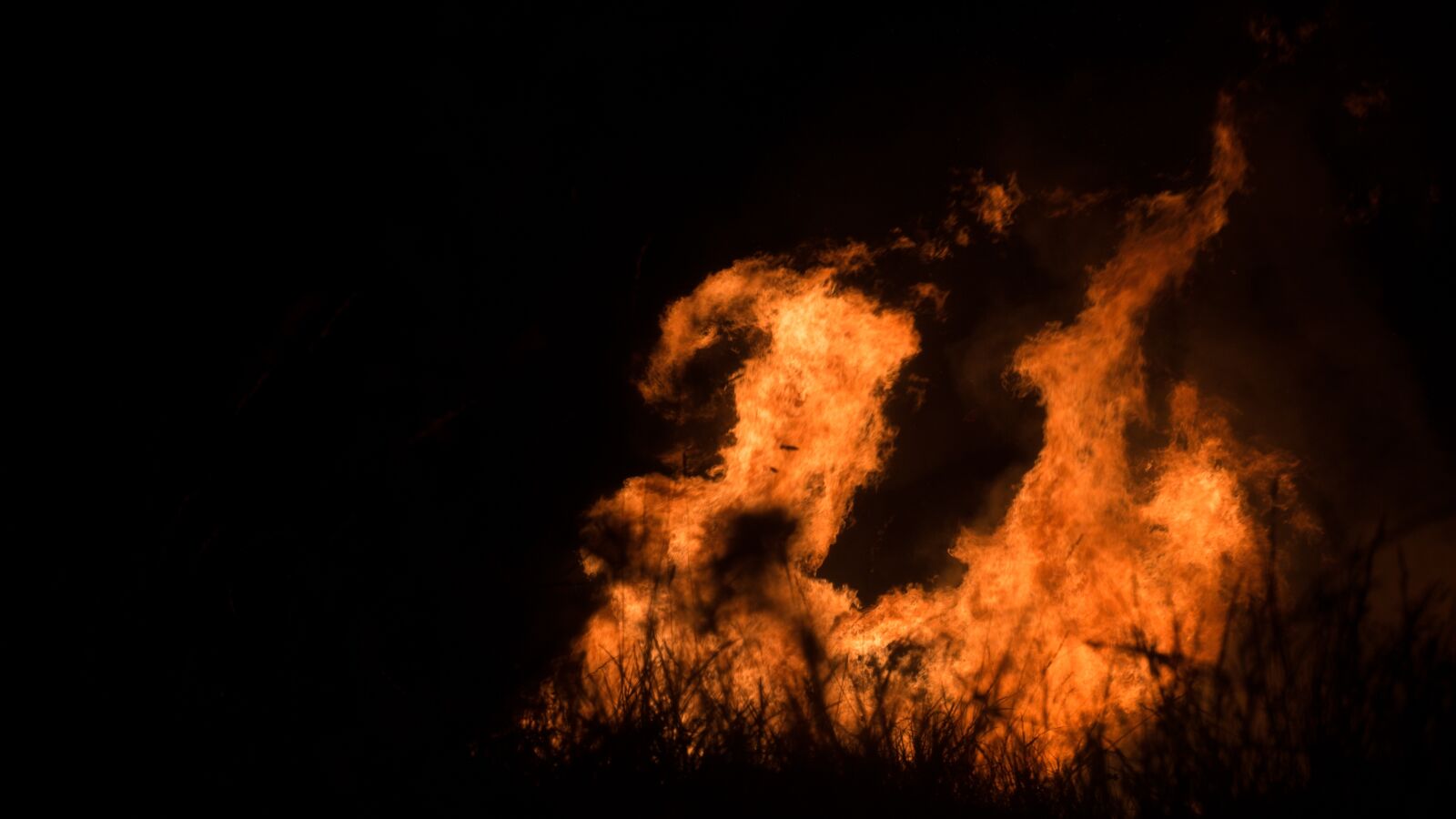 Panasonic Lumix DMC-GF7 sample photo. Fire, flames, heat photography