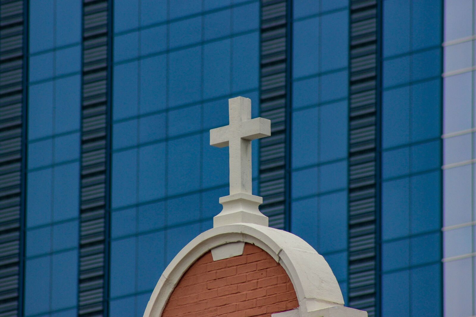 Canon EOS 600D (Rebel EOS T3i / EOS Kiss X5) sample photo. Building, cross, jesus photography