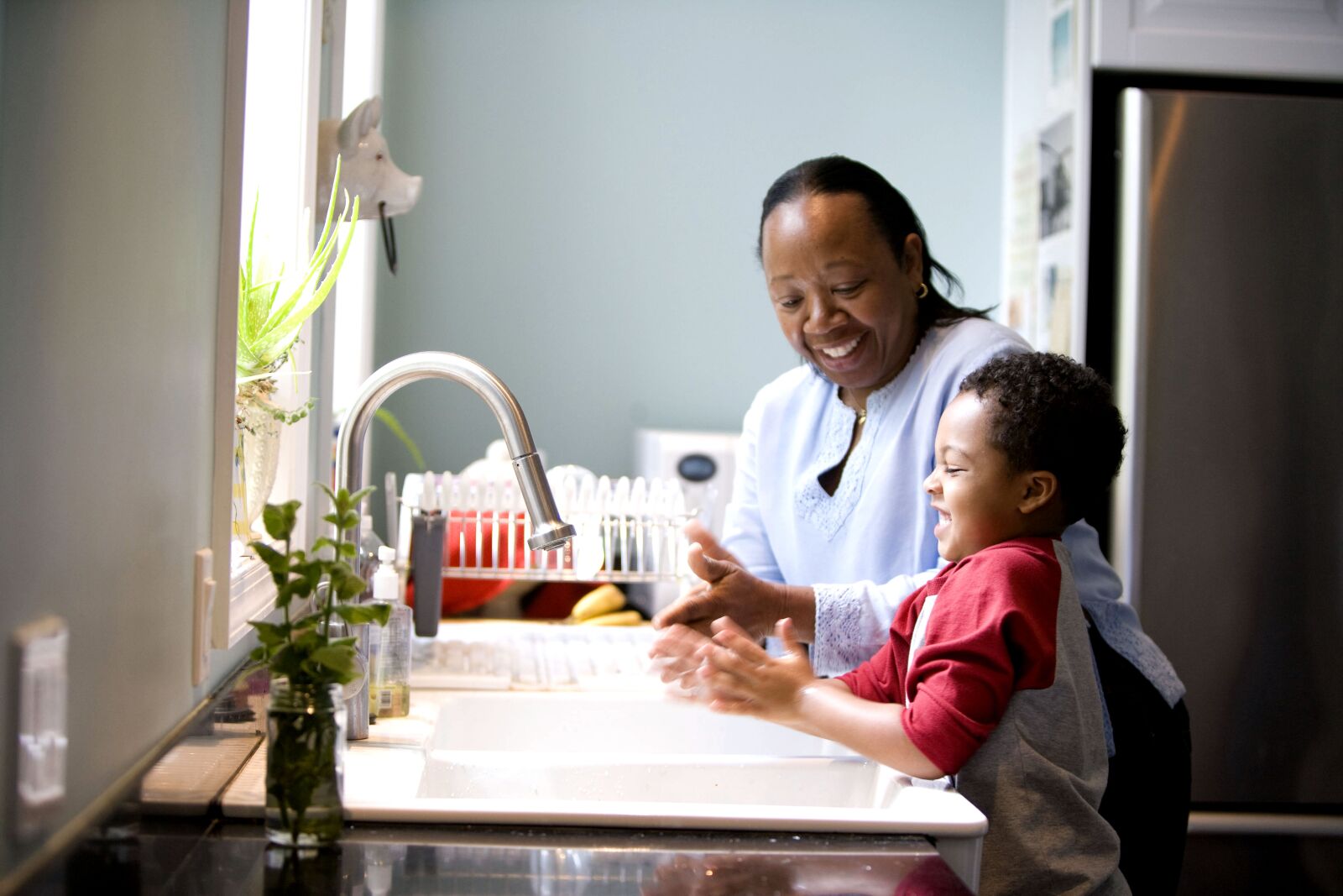 Canon EOS-1Ds Mark II sample photo. African american, mother, washing photography