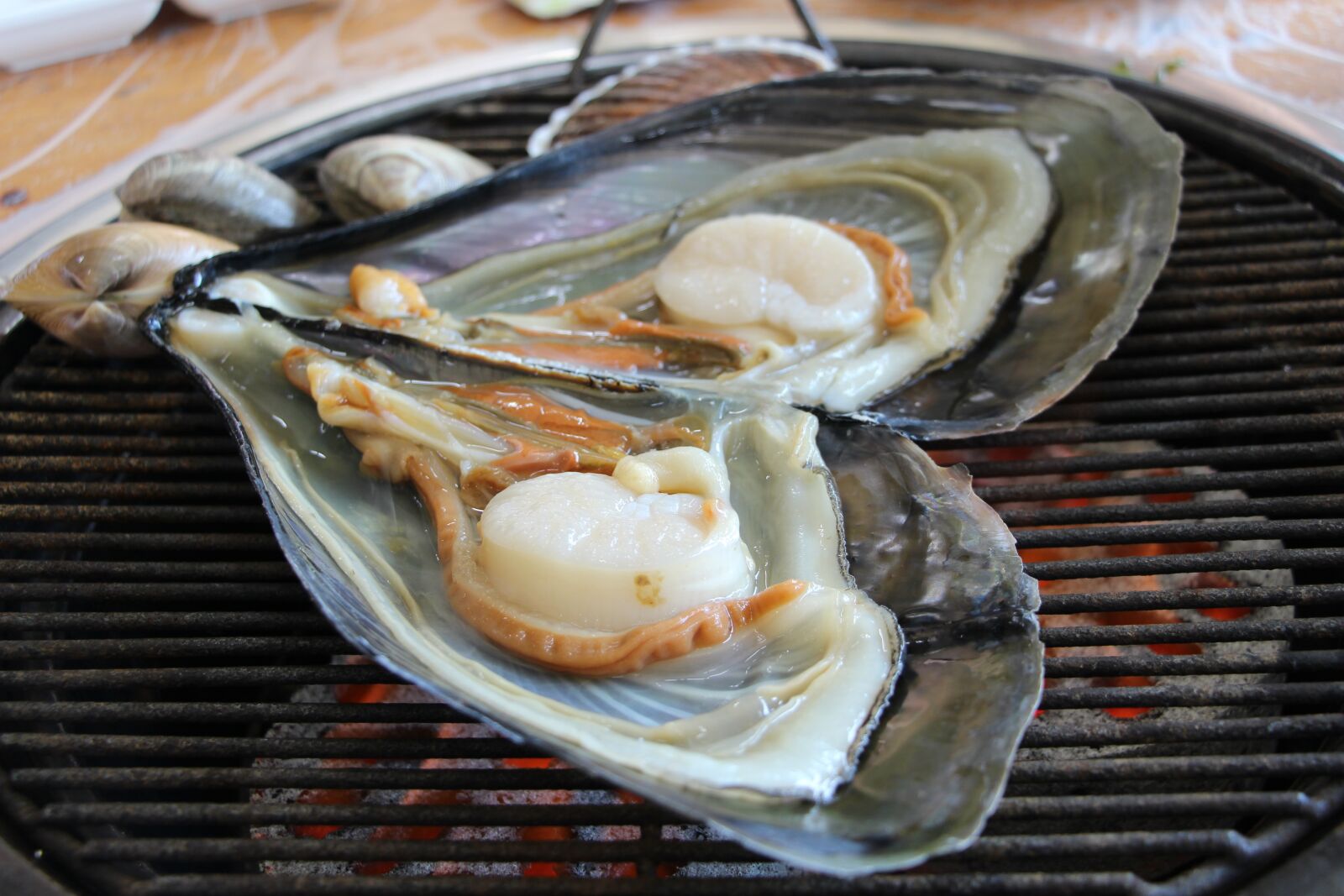 Canon EOS 100D (EOS Rebel SL1 / EOS Kiss X7) sample photo. Clam, grilled shellfish, seafood photography