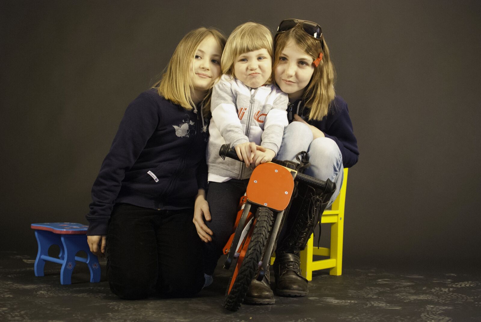 Nikon D60 sample photo. Sisters, tree, girls photography