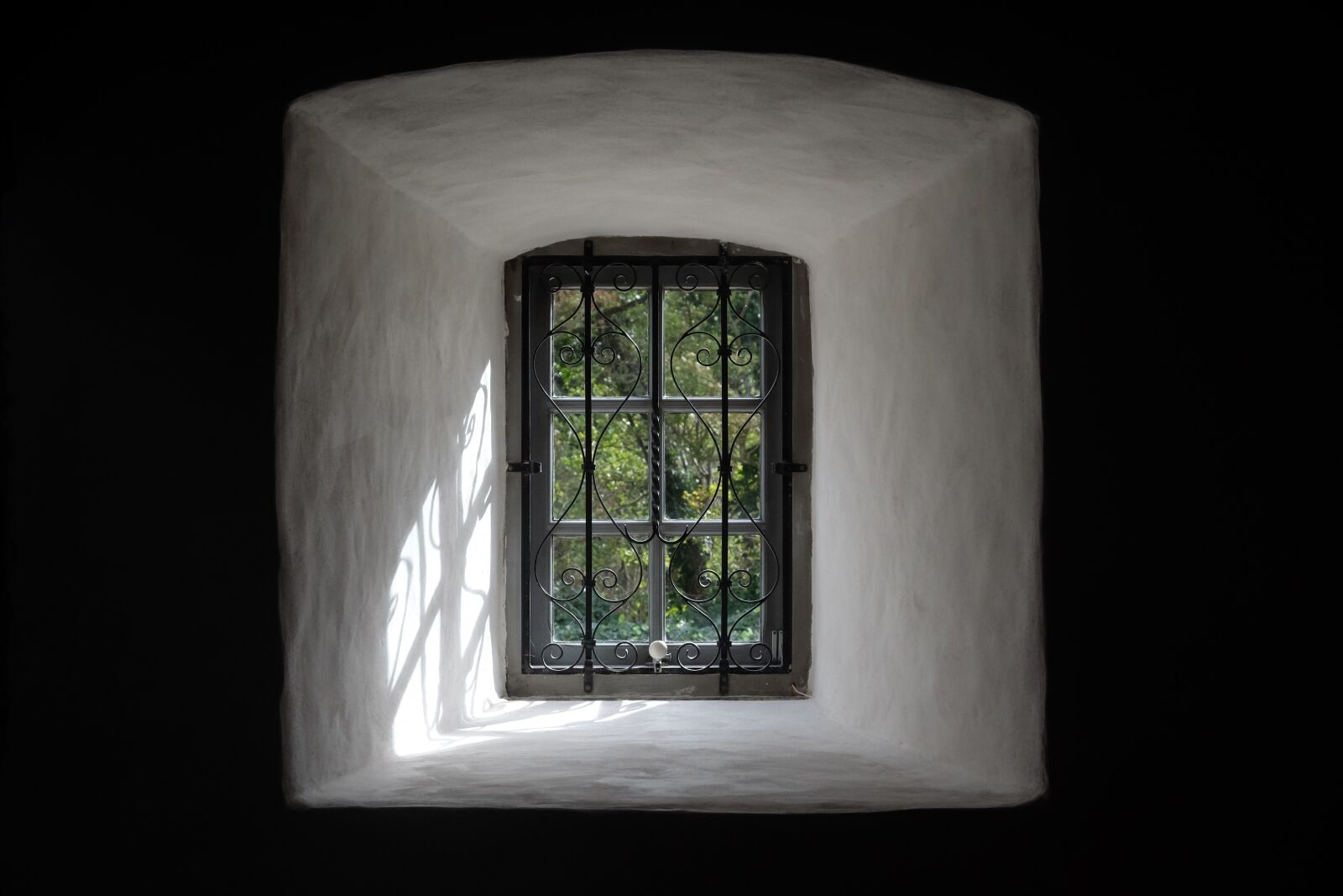 Fujifilm X-T10 sample photo. Architecture, window, frame photography