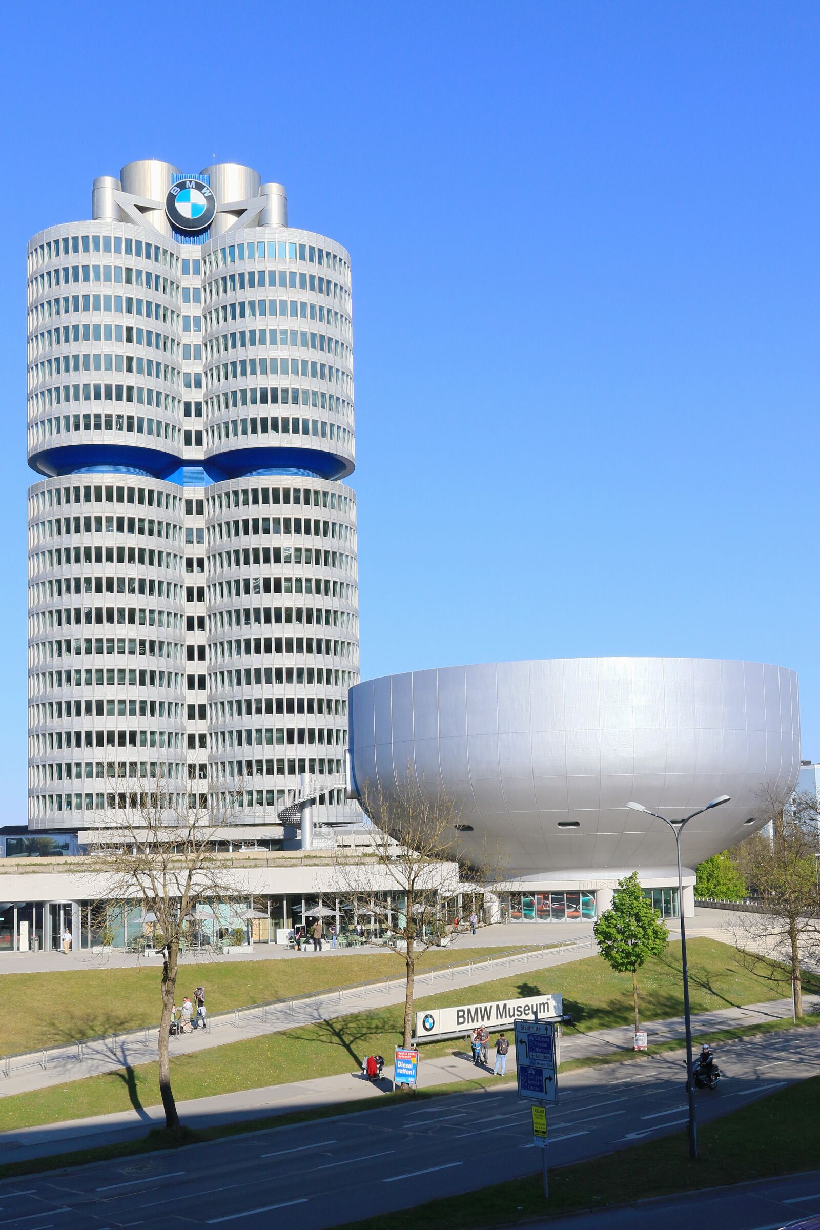Canon EOS 7D Mark II sample photo. Bmw, museum, munich photography