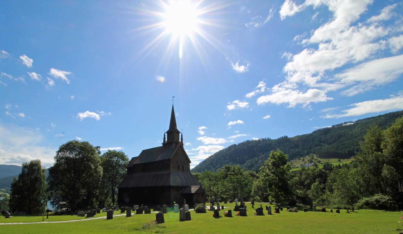 Canon EOS 1200D (EOS Rebel T5 / EOS Kiss X70 / EOS Hi) + Canon EF-S 10-18mm F4.5–5.6 IS STM sample photo. Stave church, norway, backlighting photography