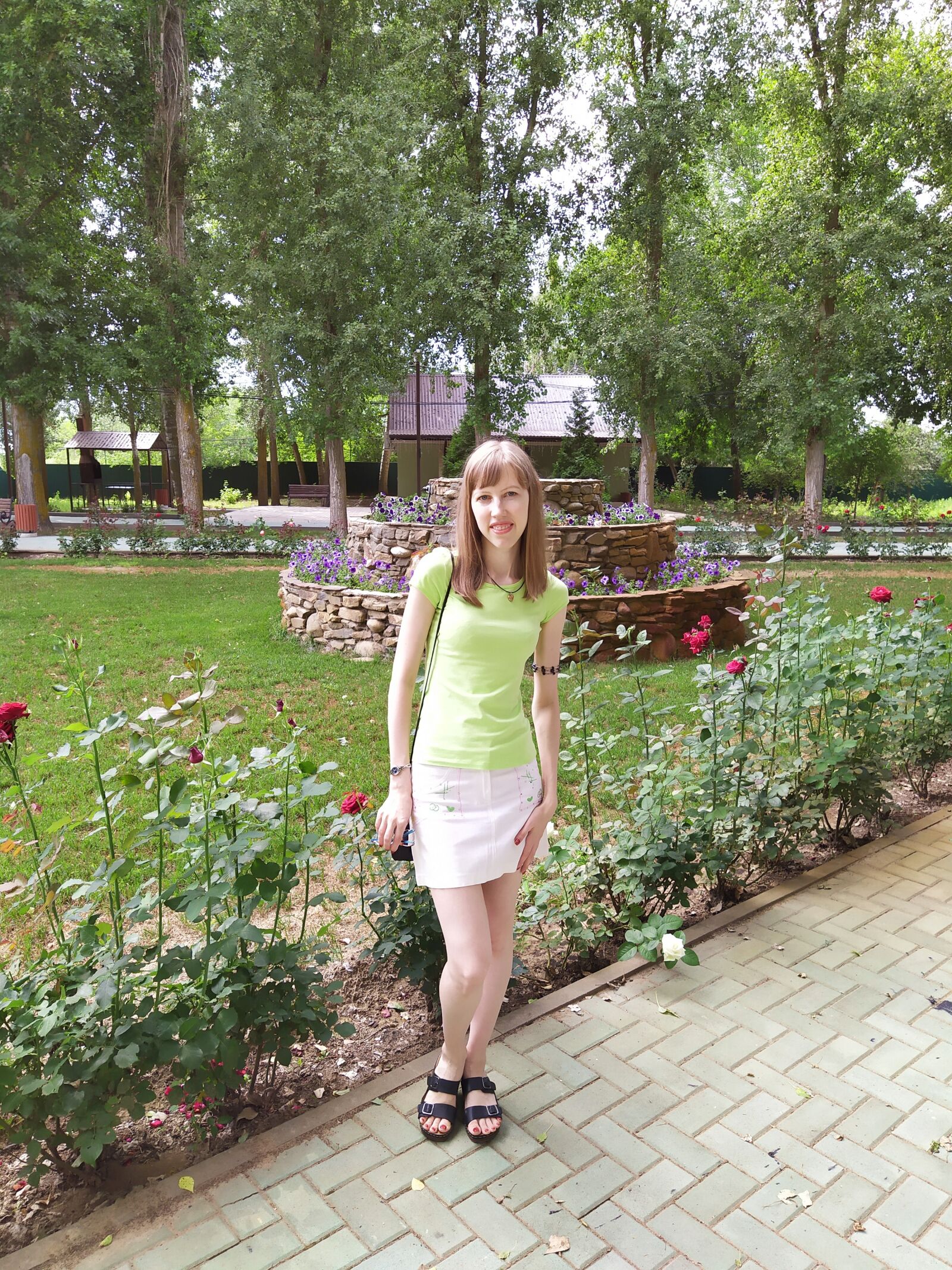 Xiaomi Redmi Note 7 sample photo. Girl, roses, smile photography