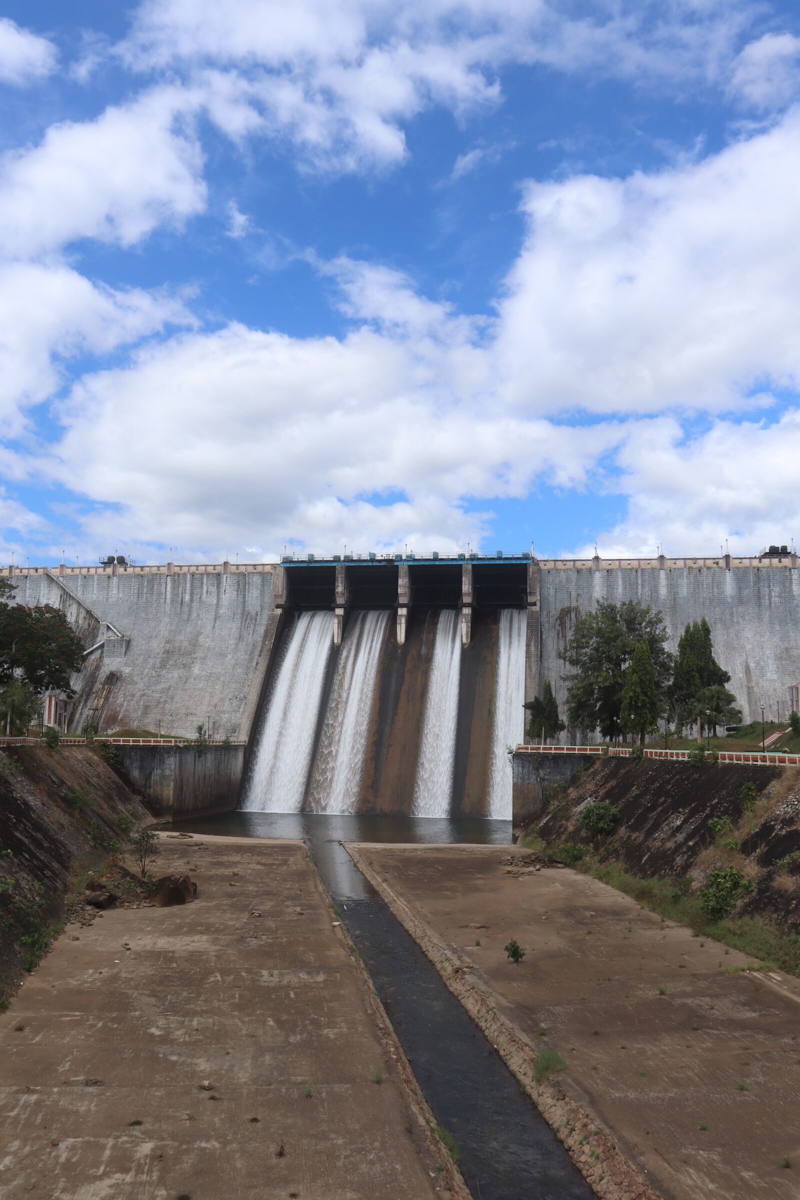 Canon EOS 250D (EOS Rebel SL3 / EOS Kiss X10 / EOS 200D II) sample photo. Water dam, kerala, green photography