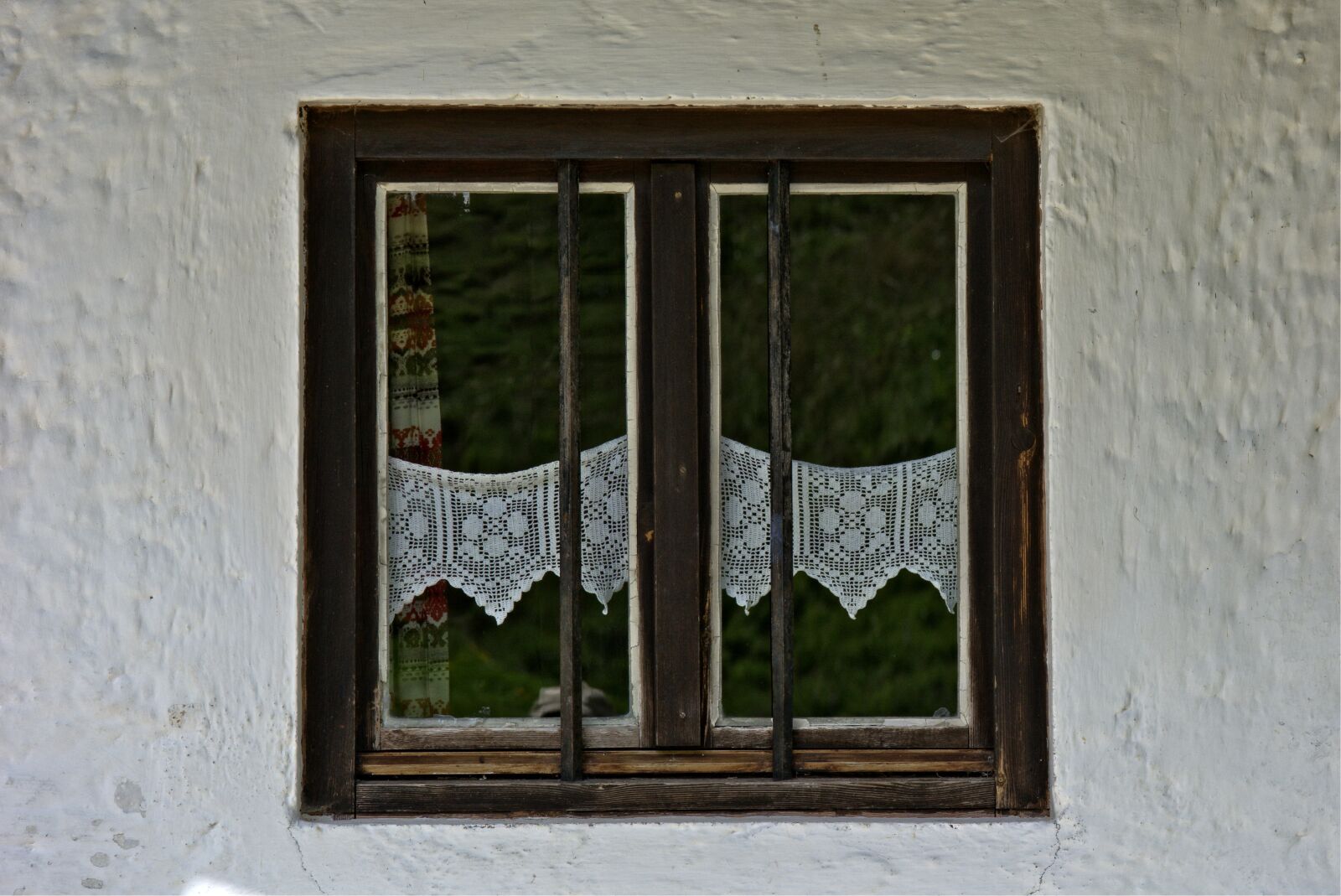 55.0-200.0mm f/4.0-f/5.6 sample photo. Window, old, wooden windows photography