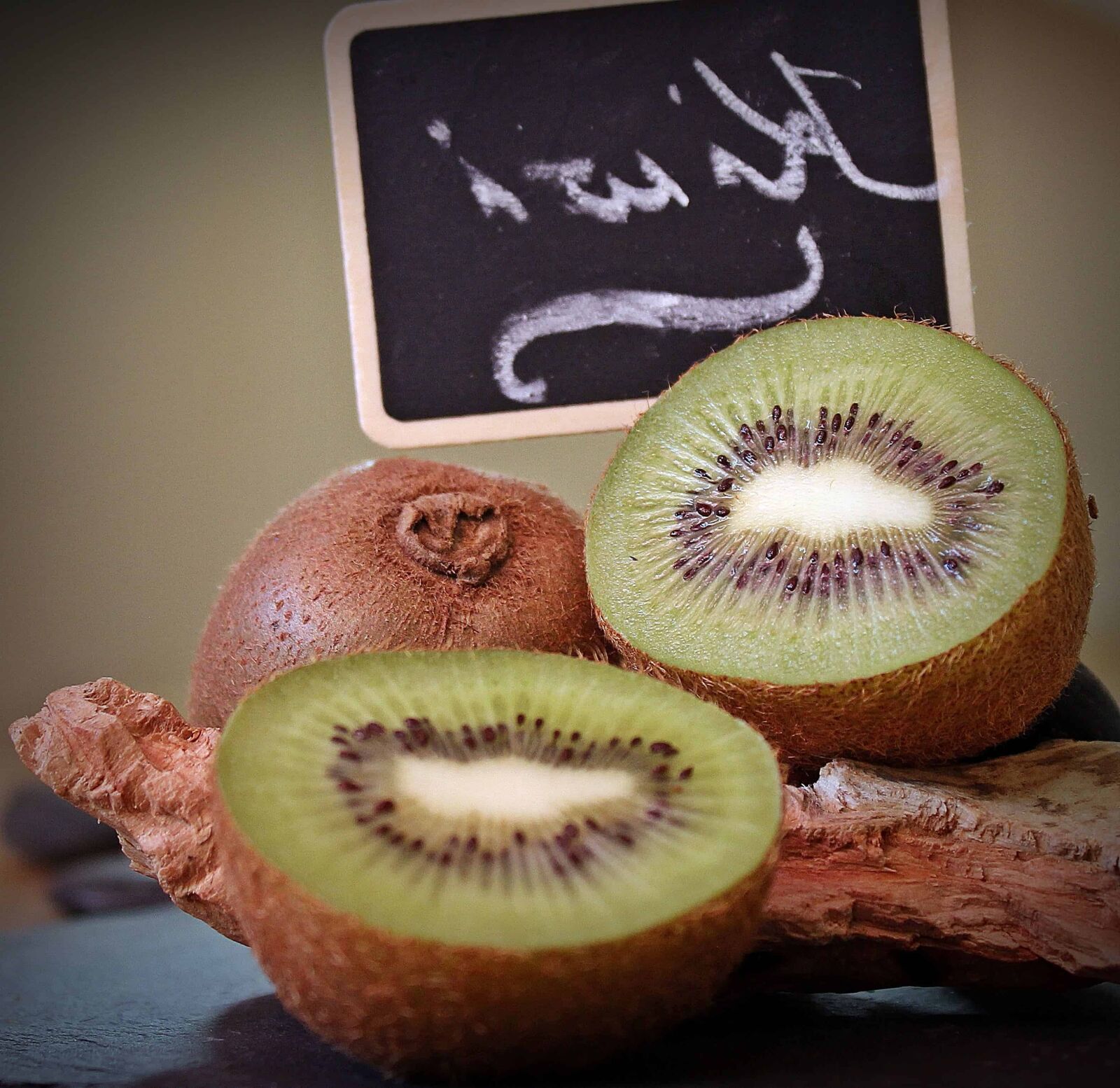 Canon EOS 550D (EOS Rebel T2i / EOS Kiss X4) sample photo. Kiwi, fruit, food, diet photography