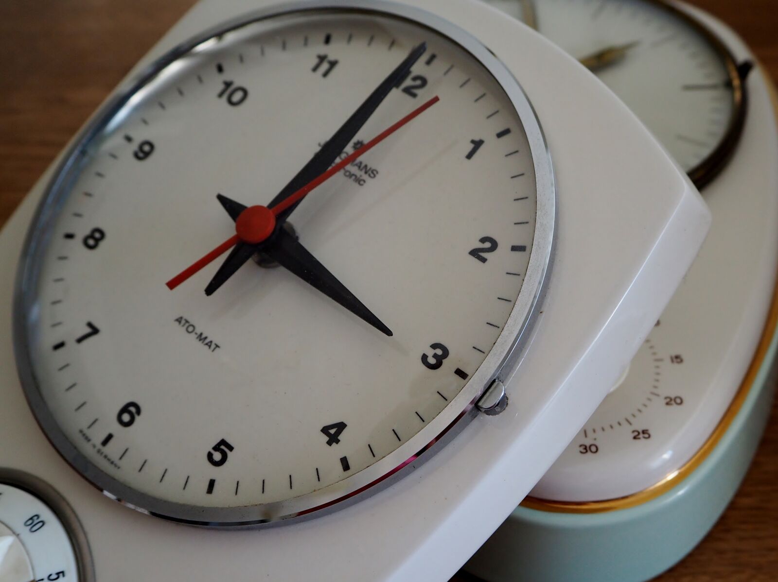 Olympus OM-D E-M10 sample photo. Clock, watches, kuechenuhr photography