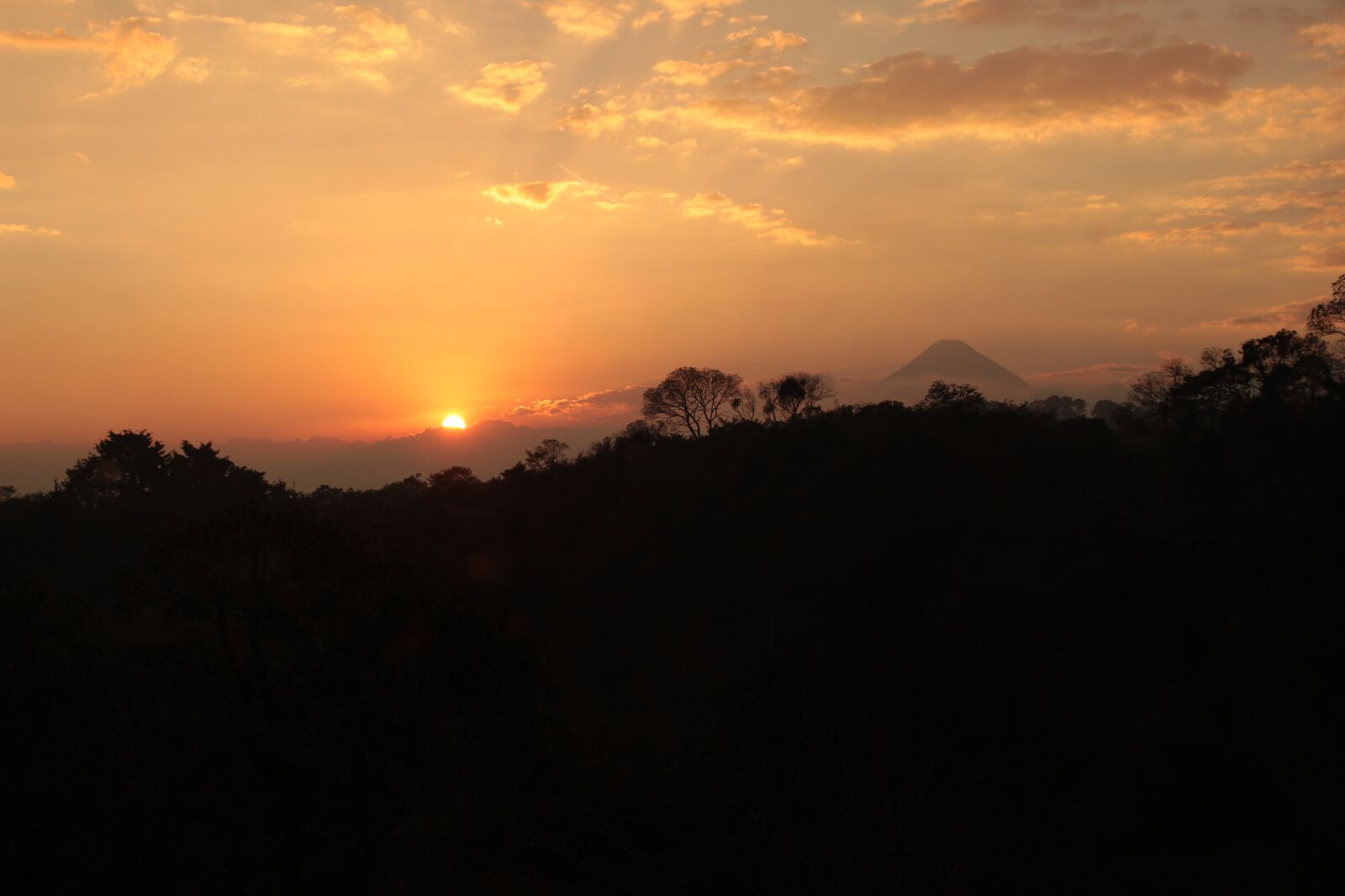 Canon EOS 700D (EOS Rebel T5i / EOS Kiss X7i) sample photo. Volcano, sunset, guatemala photography