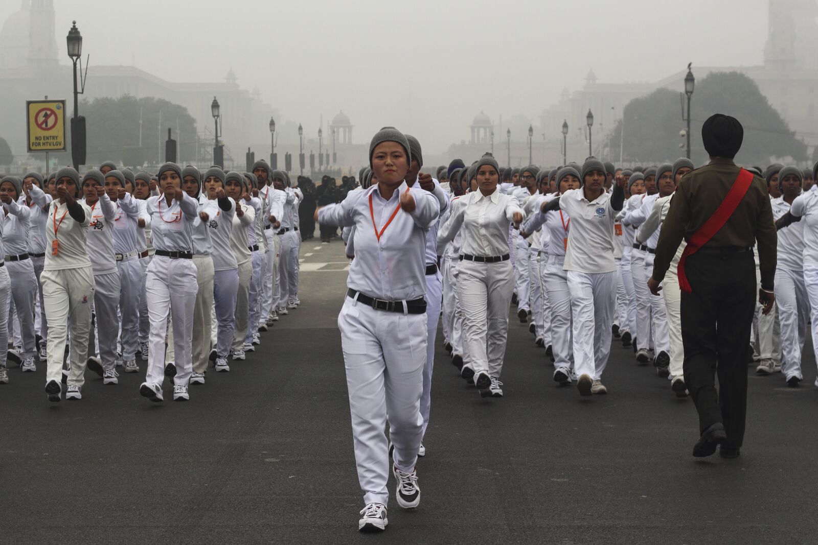 Canon EOS 700D (EOS Rebel T5i / EOS Kiss X7i) + Canon EF 50mm F1.8 II sample photo. Parade, army, girls photography