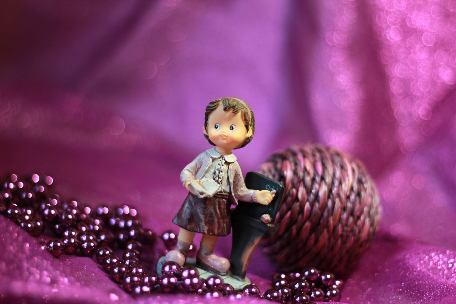 Canon EOS 600D (Rebel EOS T3i / EOS Kiss X5) + Canon EF 50mm F1.8 II sample photo. Purple, chaplet, jewelry photography