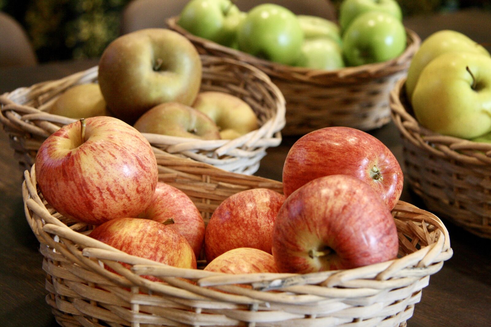 Canon EOS 400D (EOS Digital Rebel XTi / EOS Kiss Digital X) sample photo. Apple, apples, fruit photography