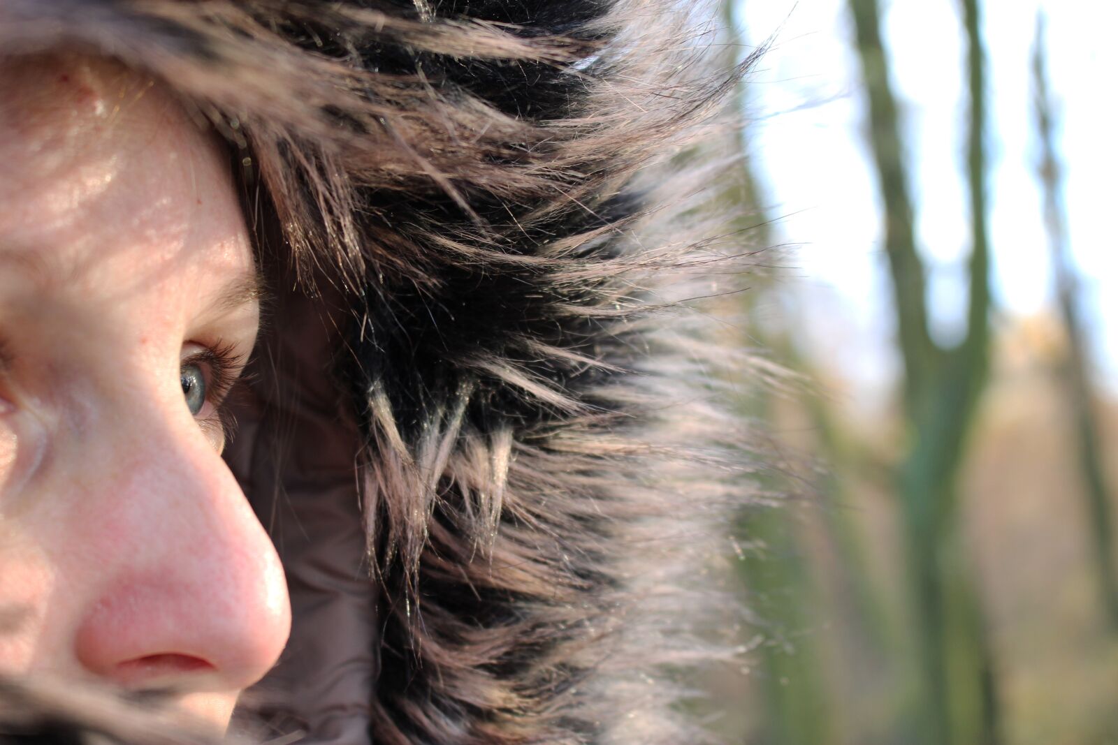 Canon EOS 100D (EOS Rebel SL1 / EOS Kiss X7) sample photo. Woman, face, coat photography