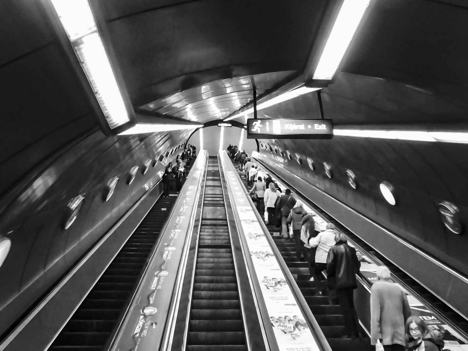 Panasonic DMC-FZ72 sample photo. Budapest, metro, transport photography