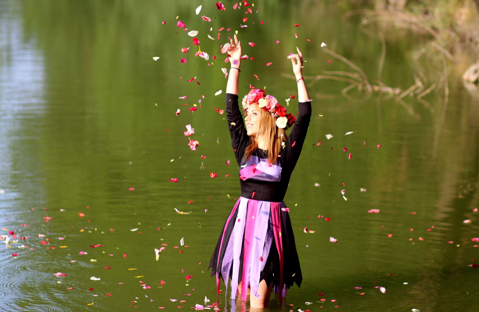 Canon EOS 700D (EOS Rebel T5i / EOS Kiss X7i) + Canon EF 85mm F1.8 USM sample photo. Girl, blonde, wreath photography