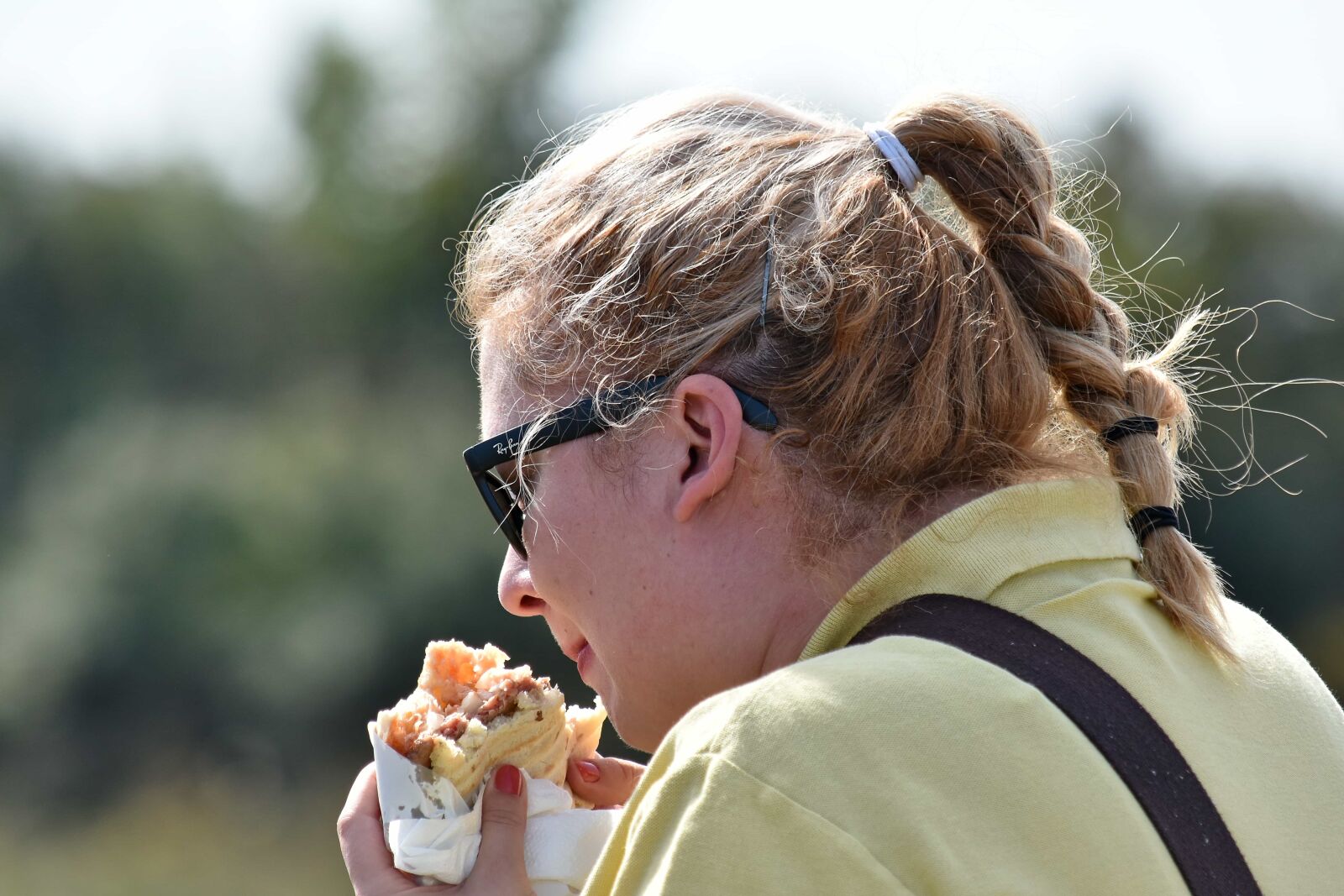 Nikon D5500 sample photo. Blonde hair, fast food photography