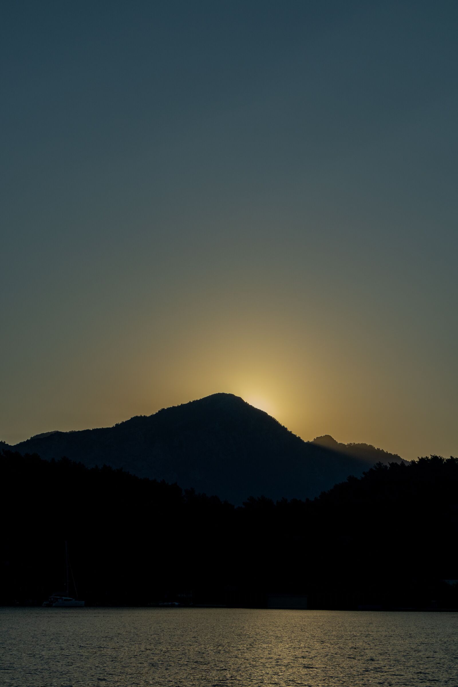 Canon EOS 250D (EOS Rebel SL3 / EOS Kiss X10 / EOS 200D II) sample photo. Mountains, sunset, sun photography